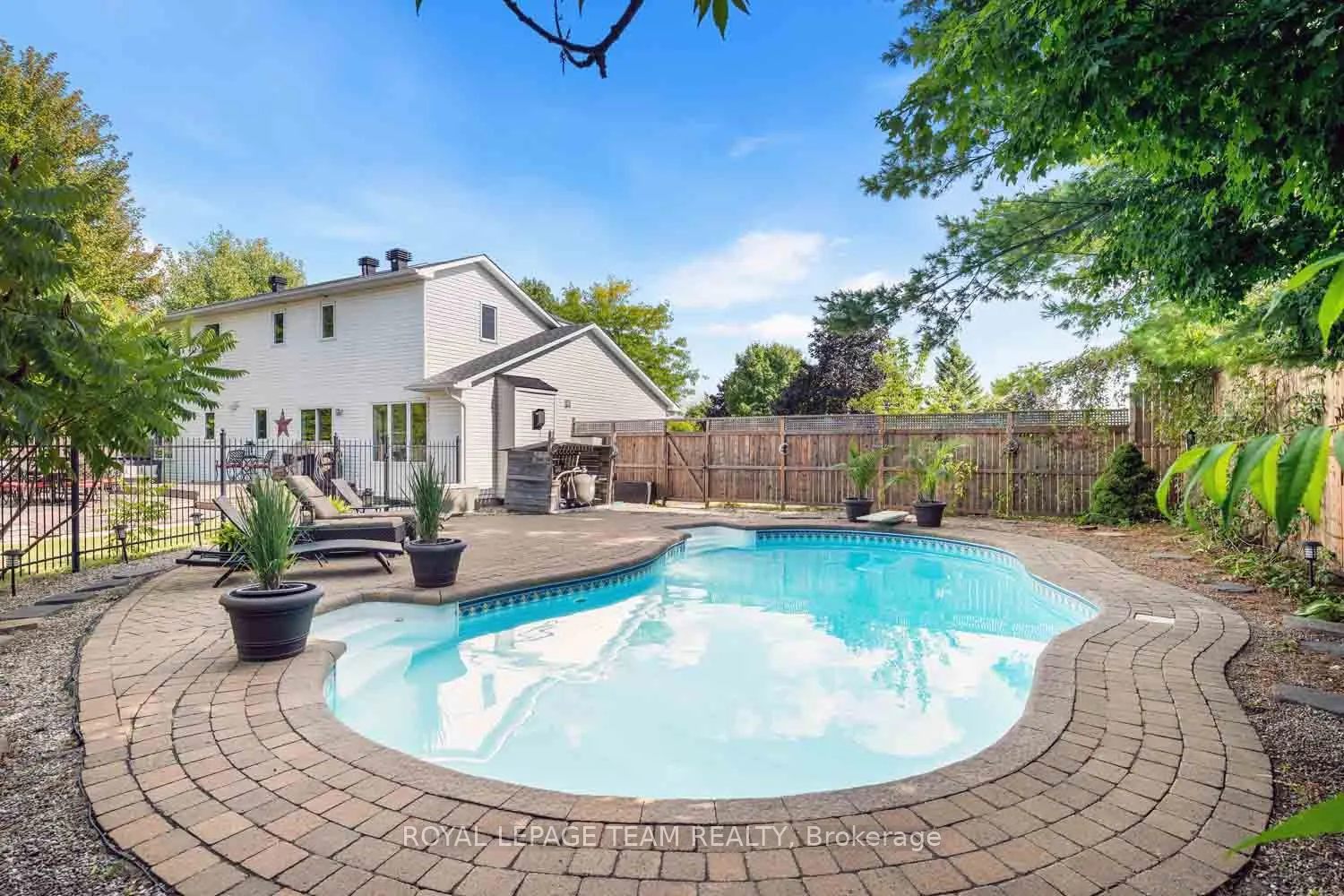 1271 COLLIER Crescent