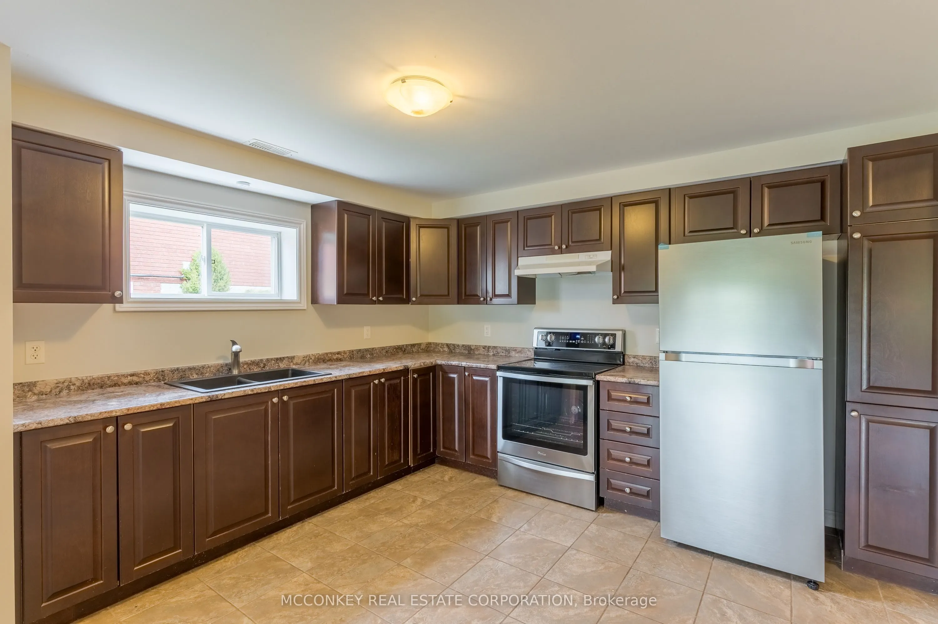 1563 Scollard Crescent
