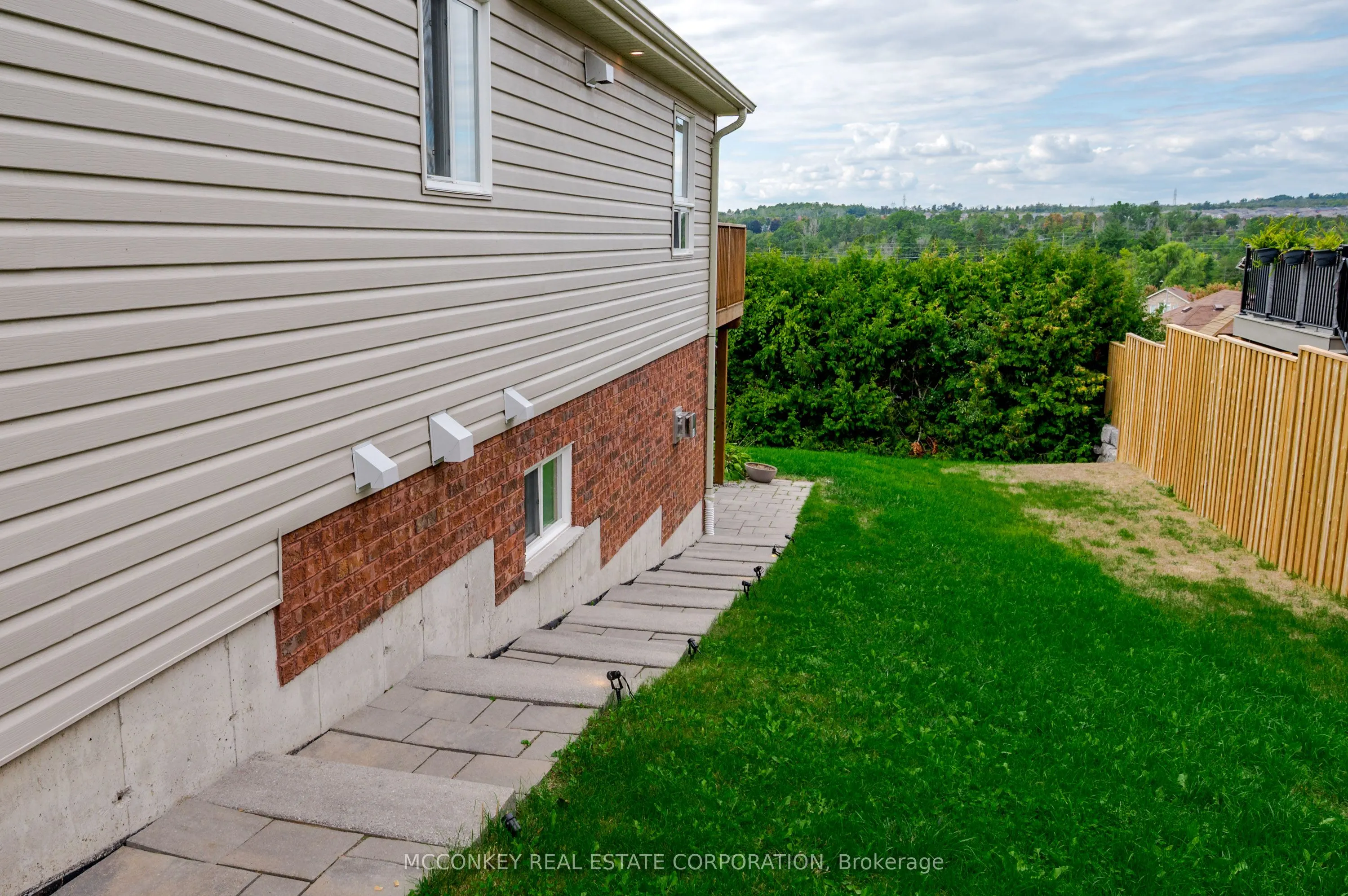 1563 Scollard Crescent