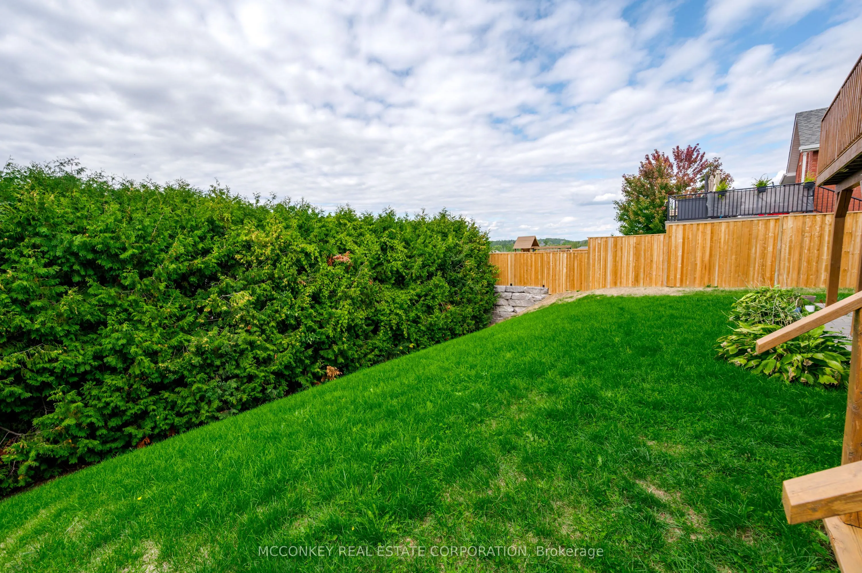 1563 Scollard Crescent