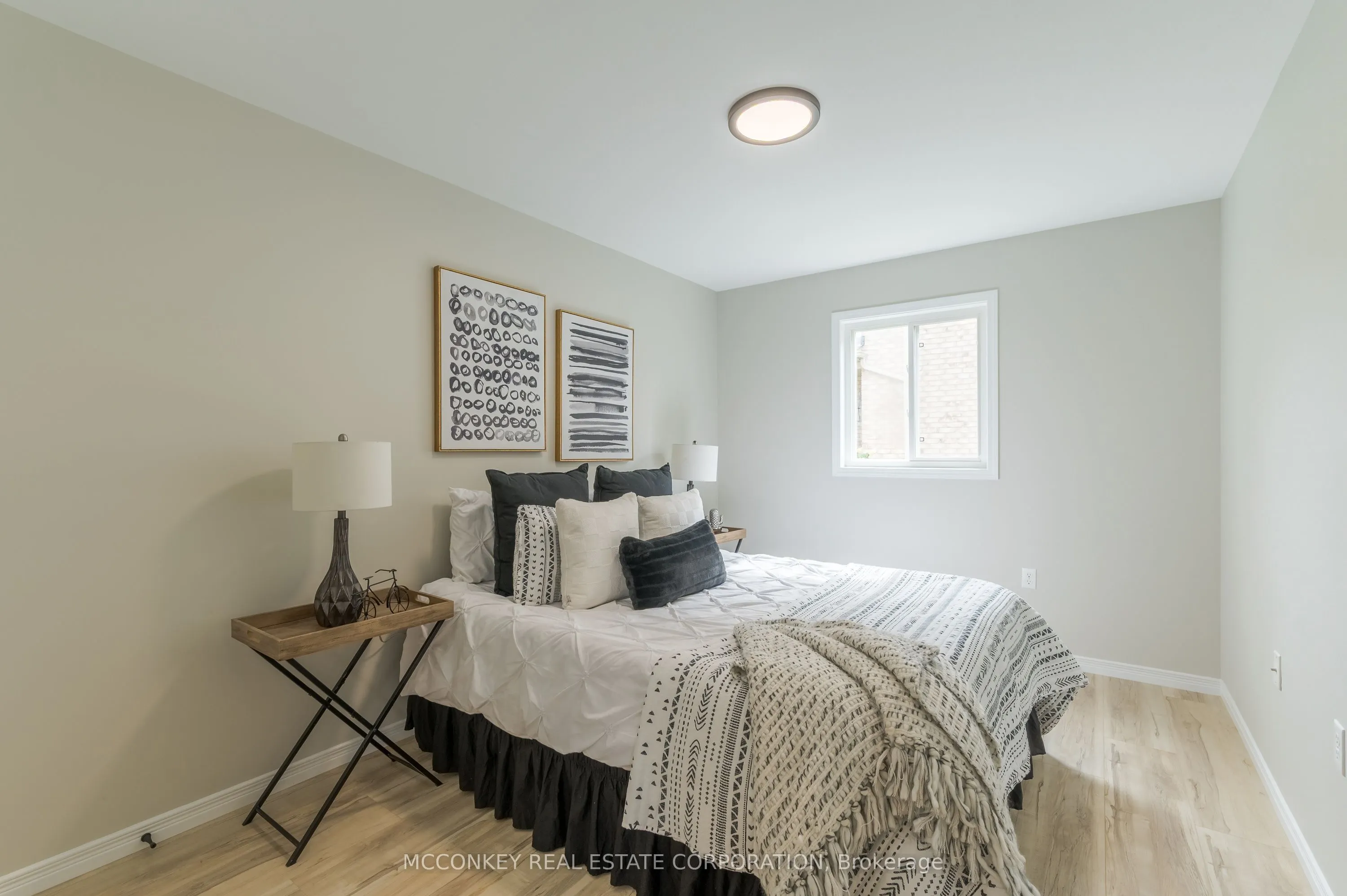 1563 Scollard Crescent