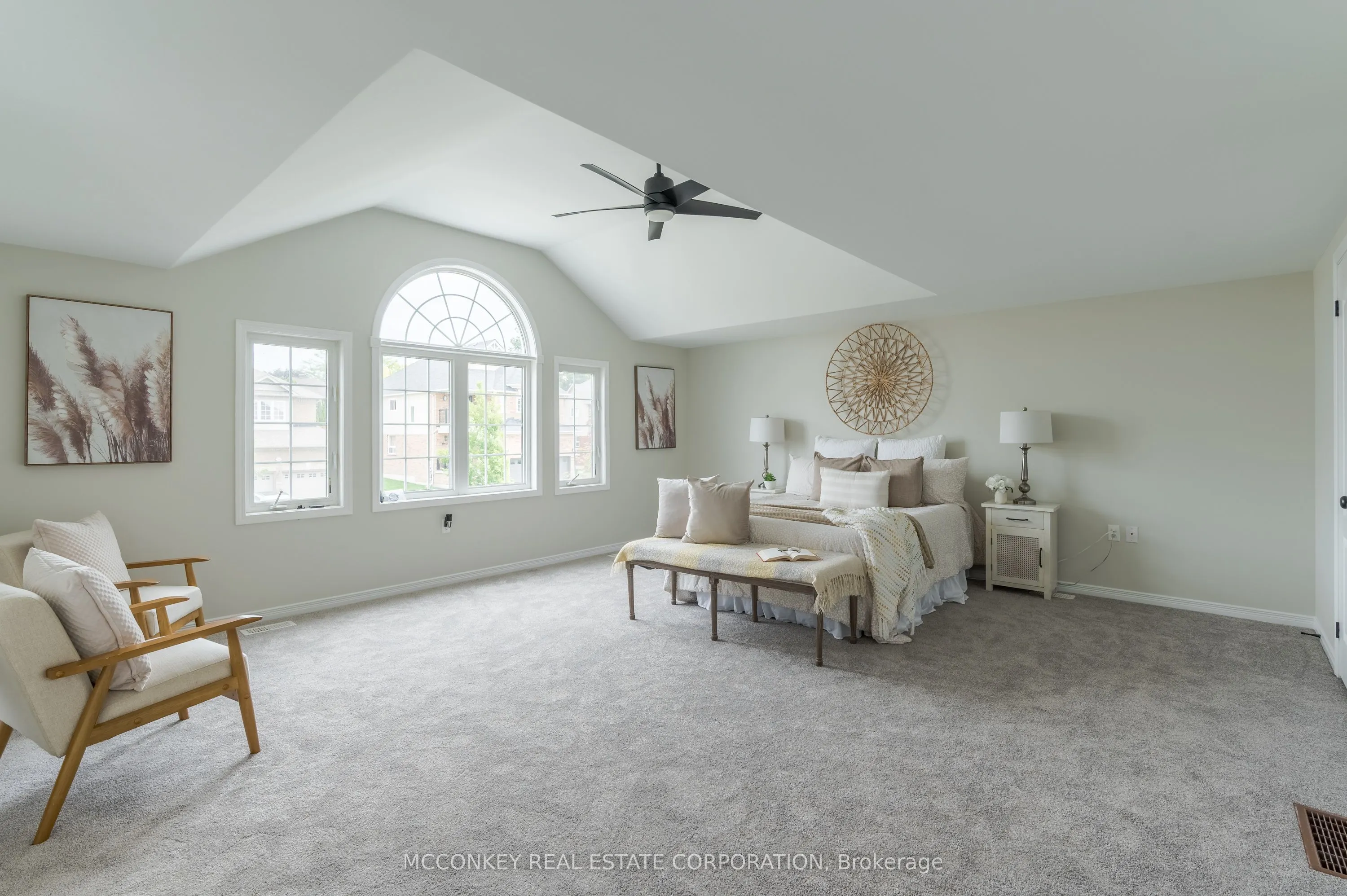 1563 Scollard Crescent