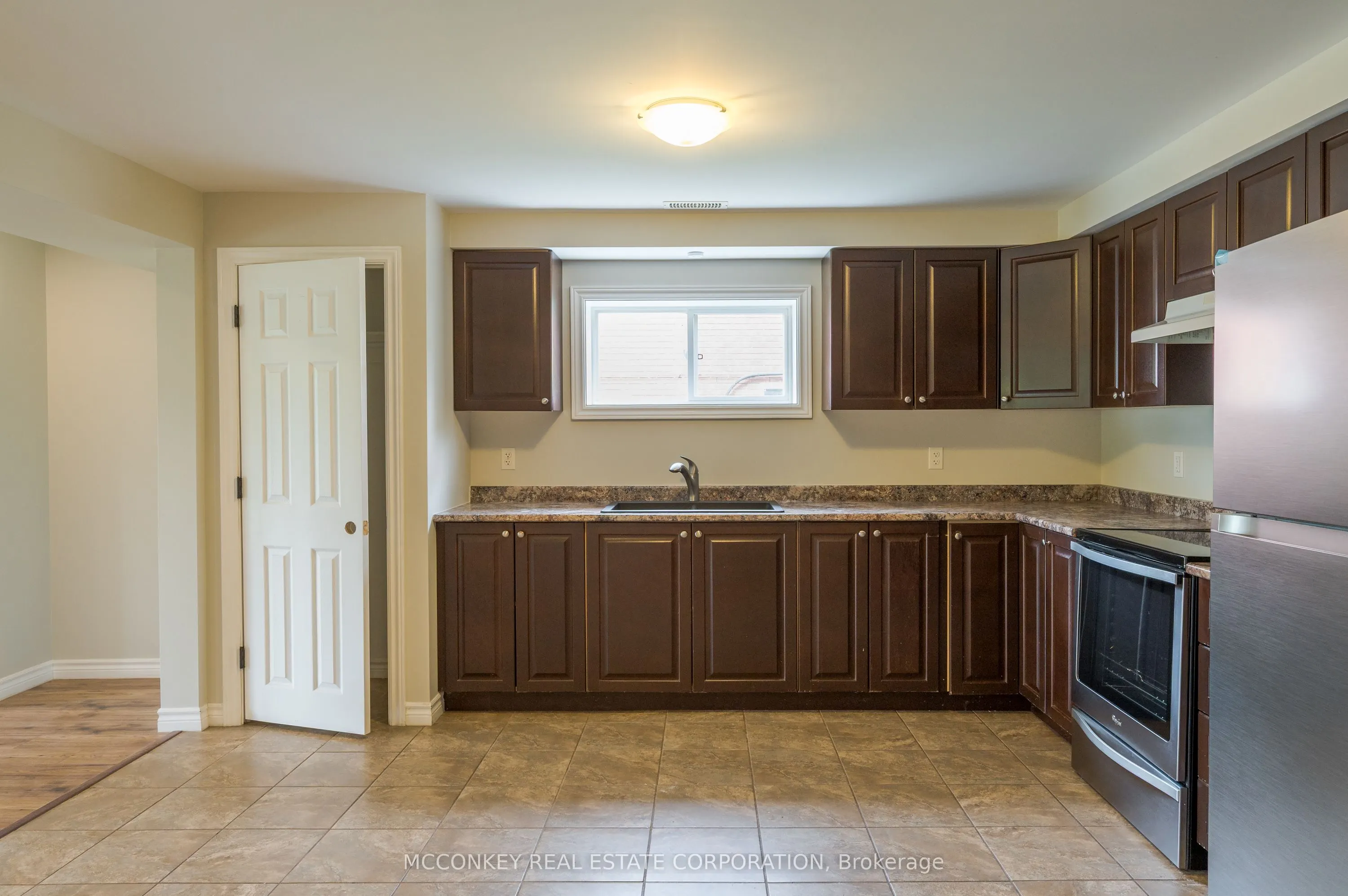 1563 Scollard Crescent
