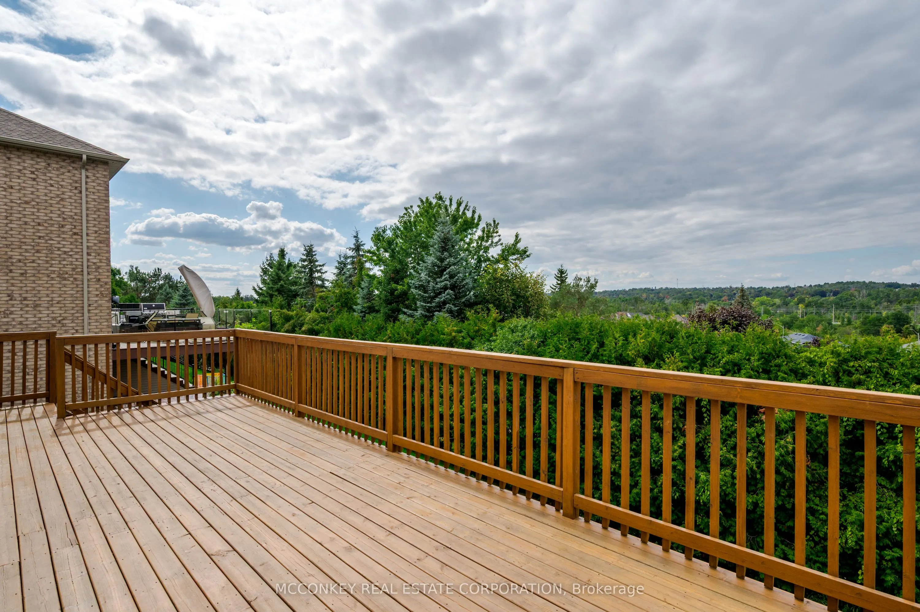 1563 Scollard Crescent