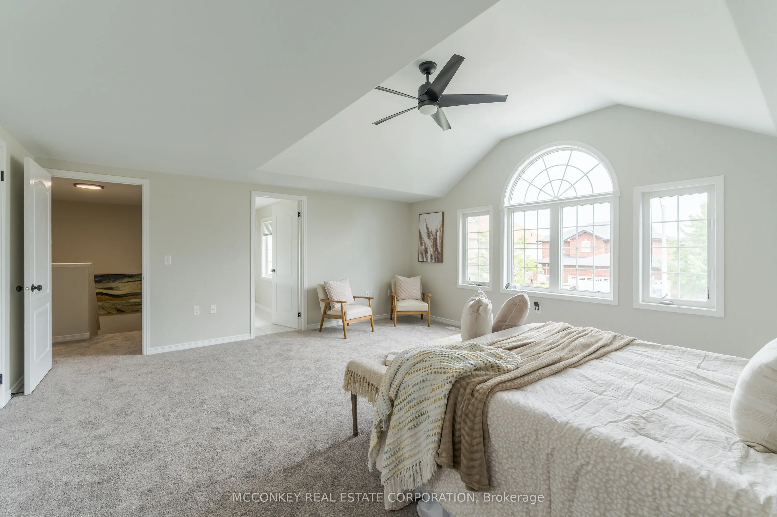 1563 Scollard Crescent