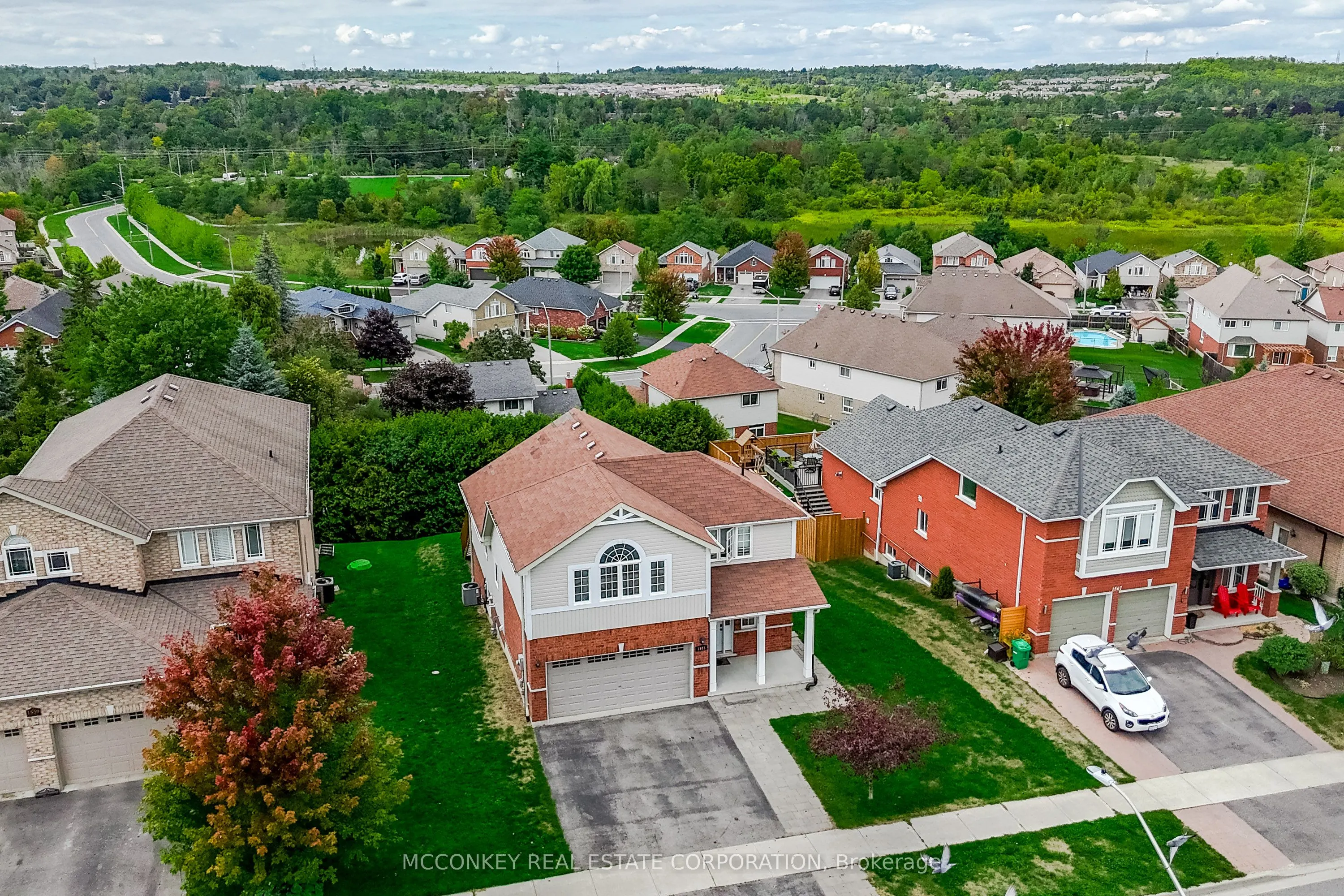 1563 Scollard Crescent