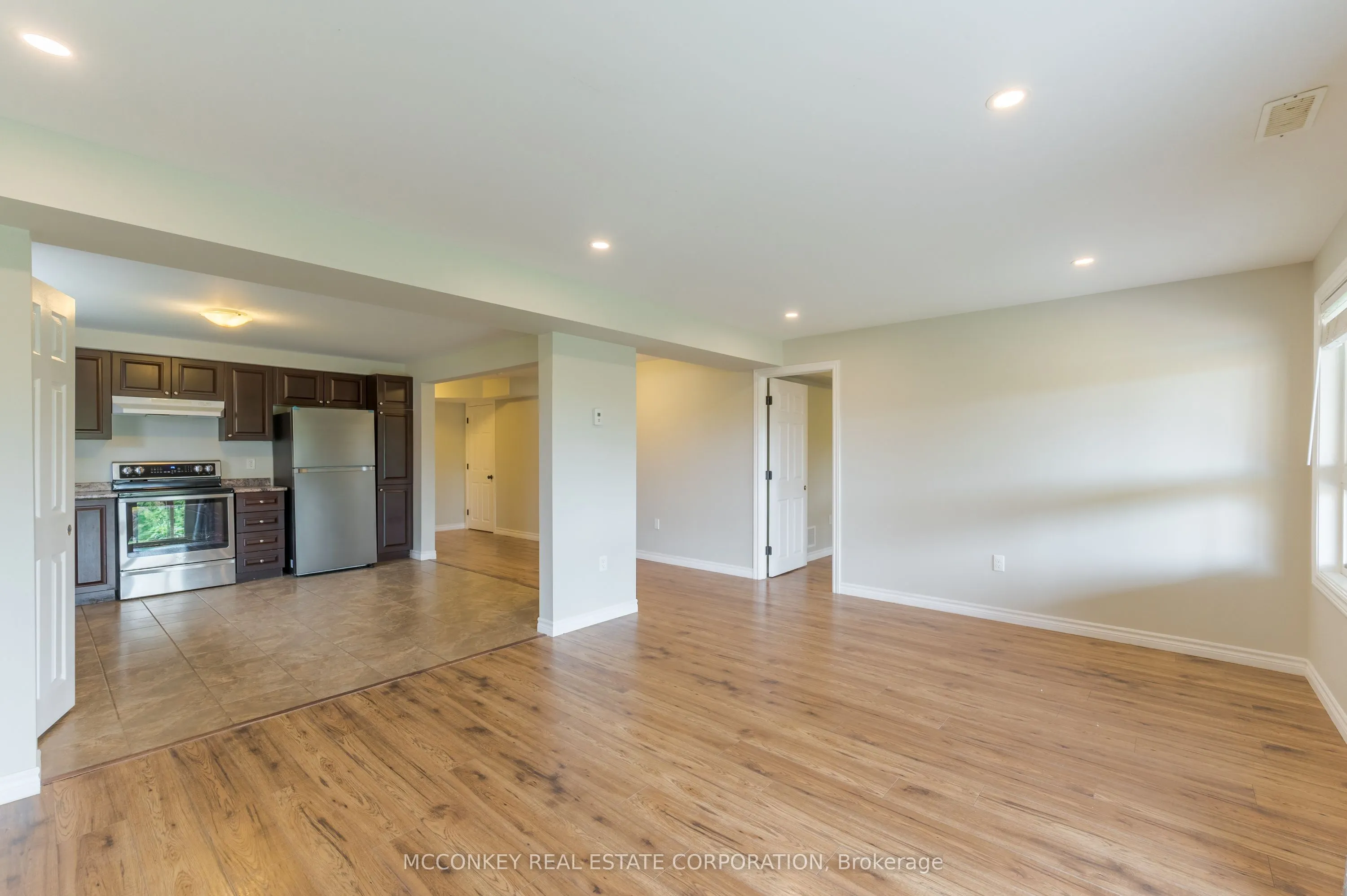 1563 Scollard Crescent