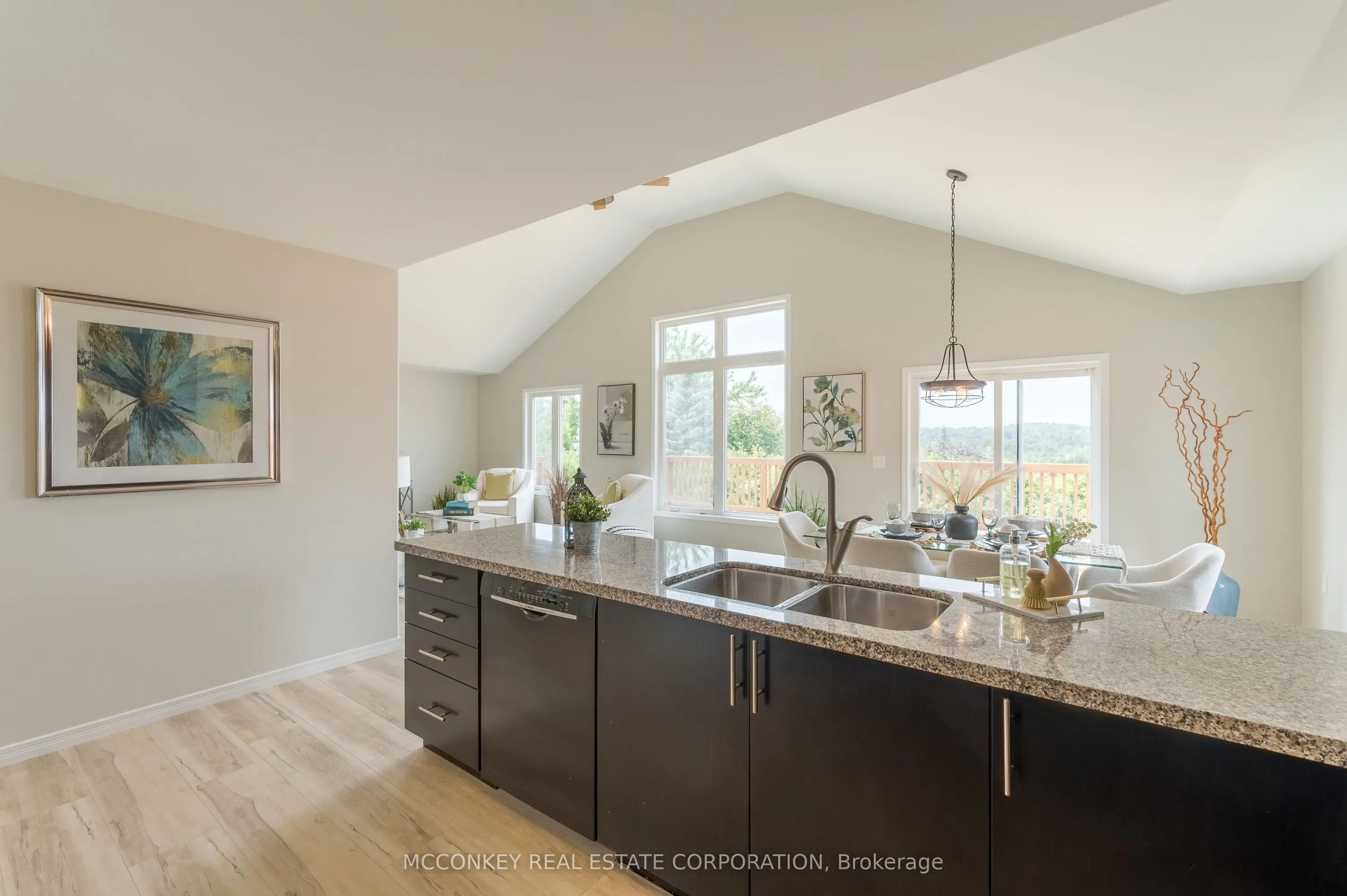 1563 Scollard Crescent