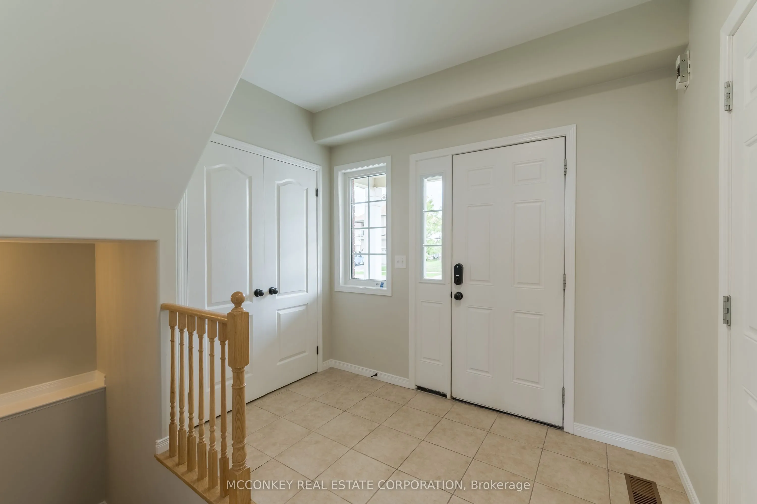 1563 Scollard Crescent