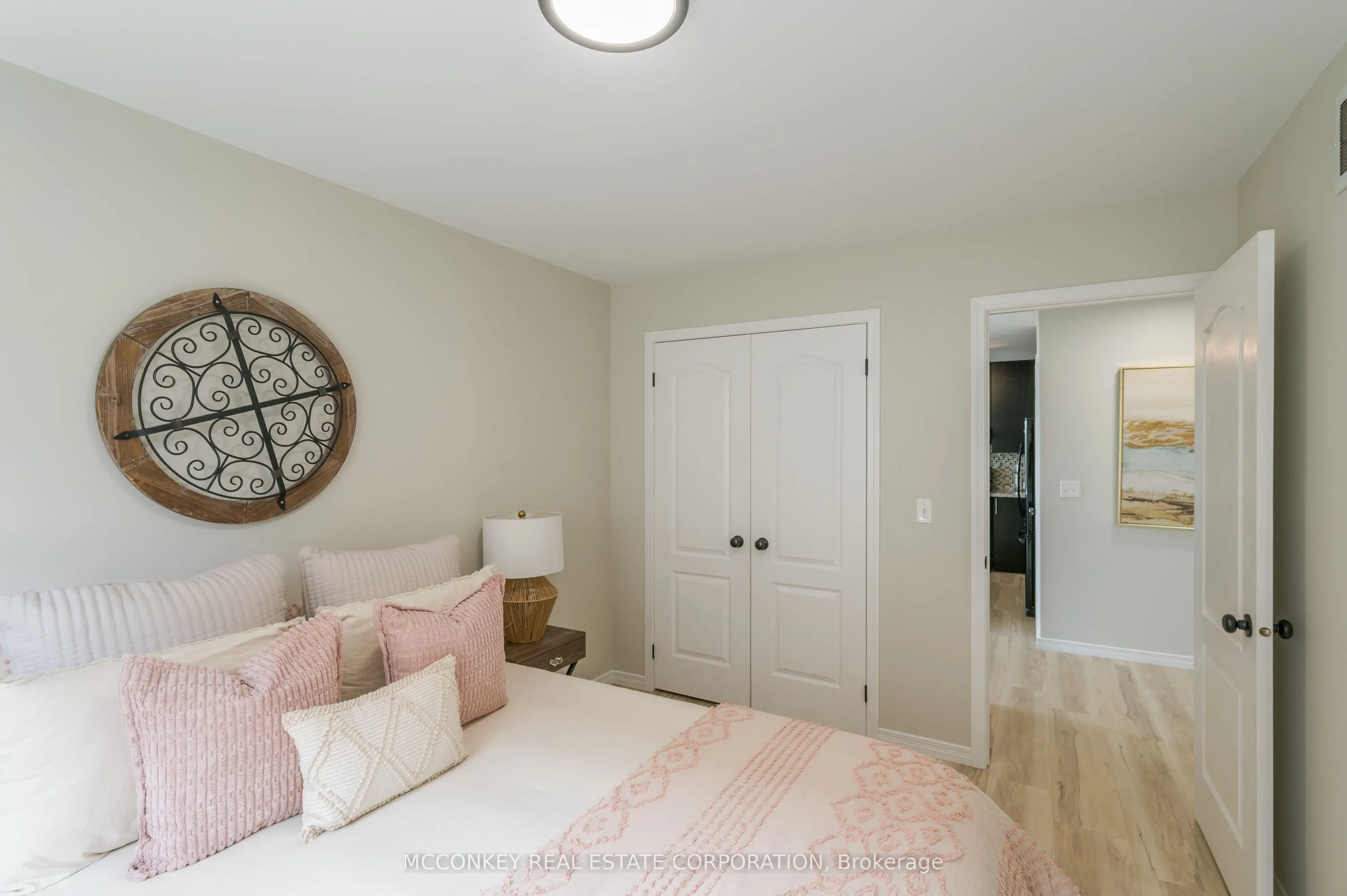 1563 Scollard Crescent