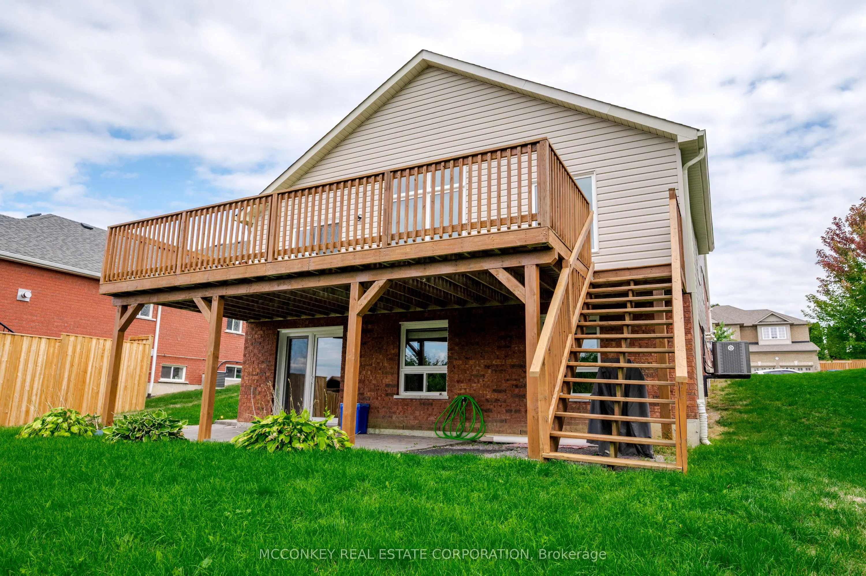 1563 Scollard Crescent