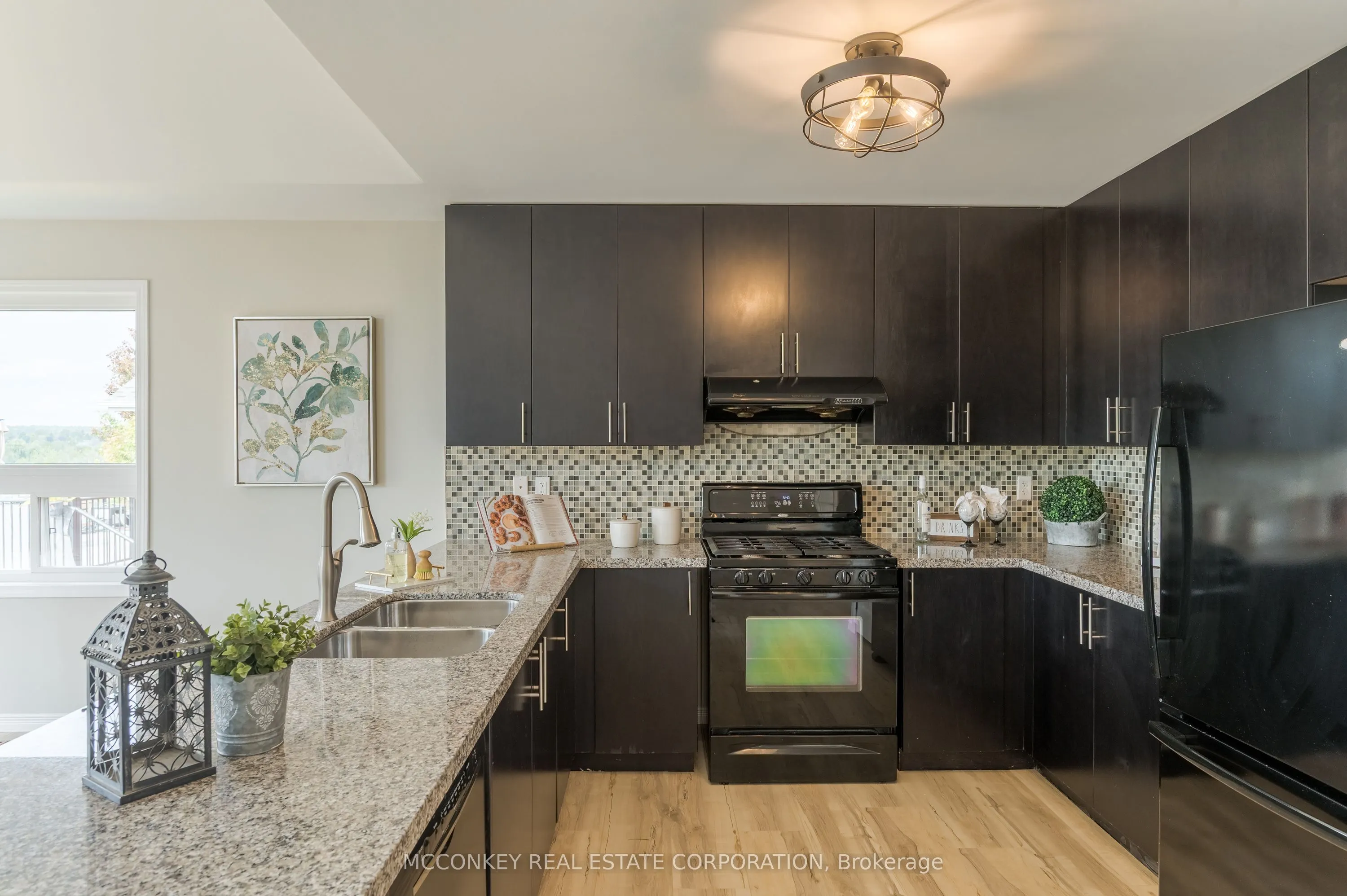 1563 Scollard Crescent
