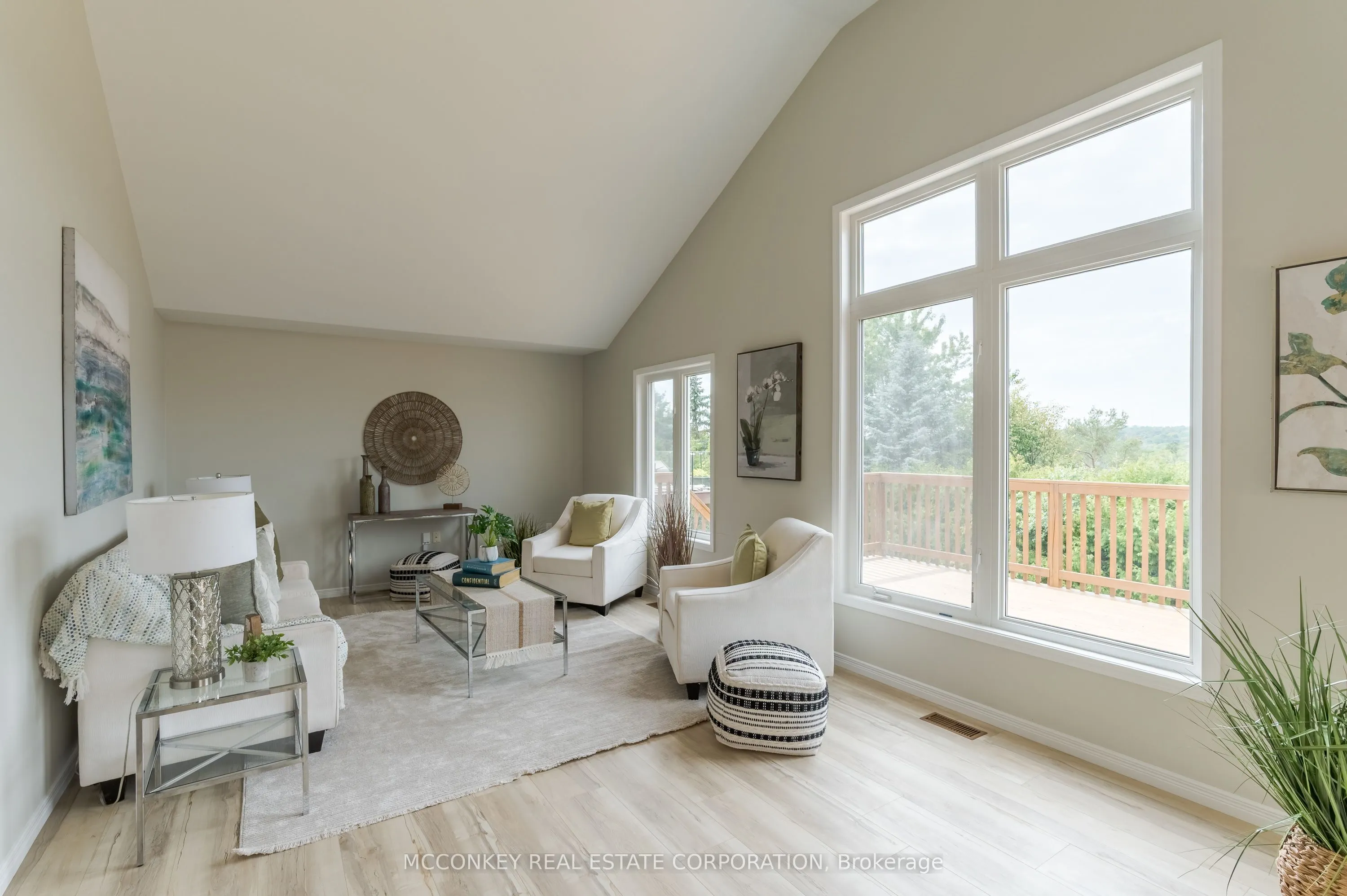 1563 Scollard Crescent