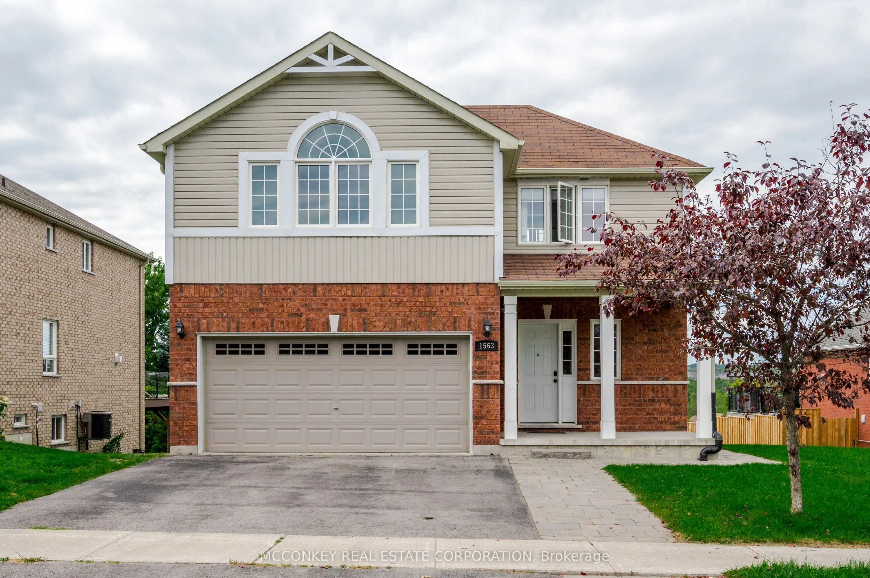 1563 Scollard Crescent