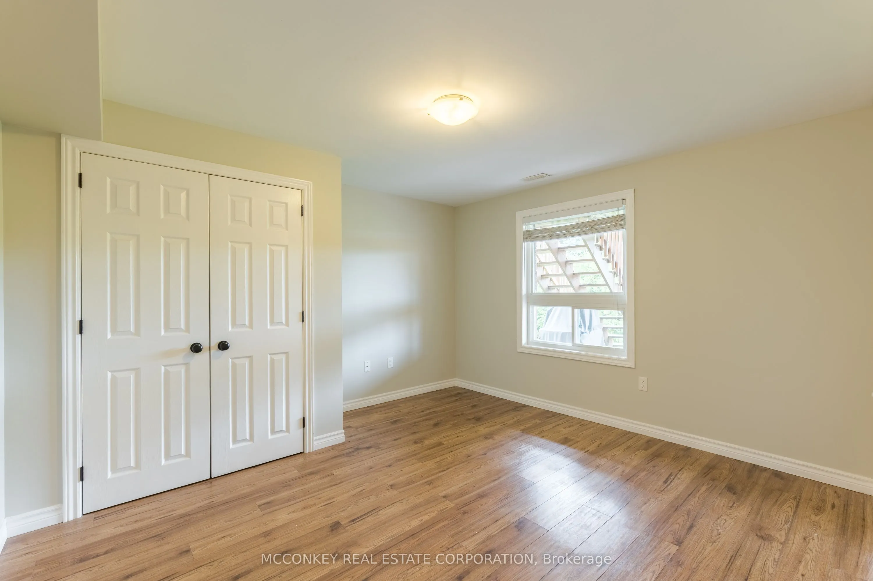 1563 Scollard Crescent