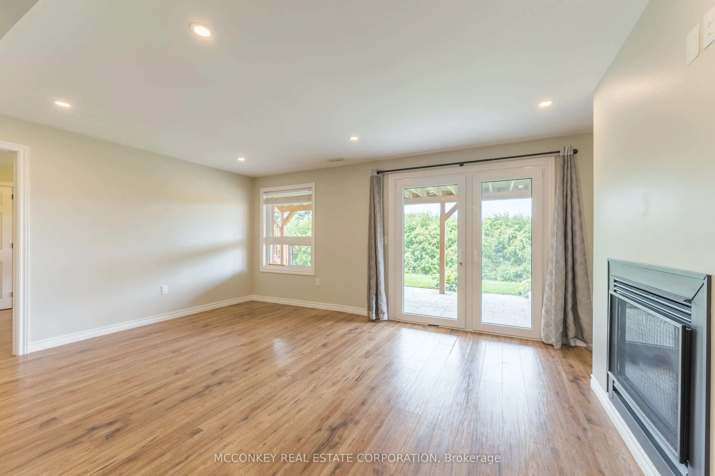 1563 Scollard Crescent