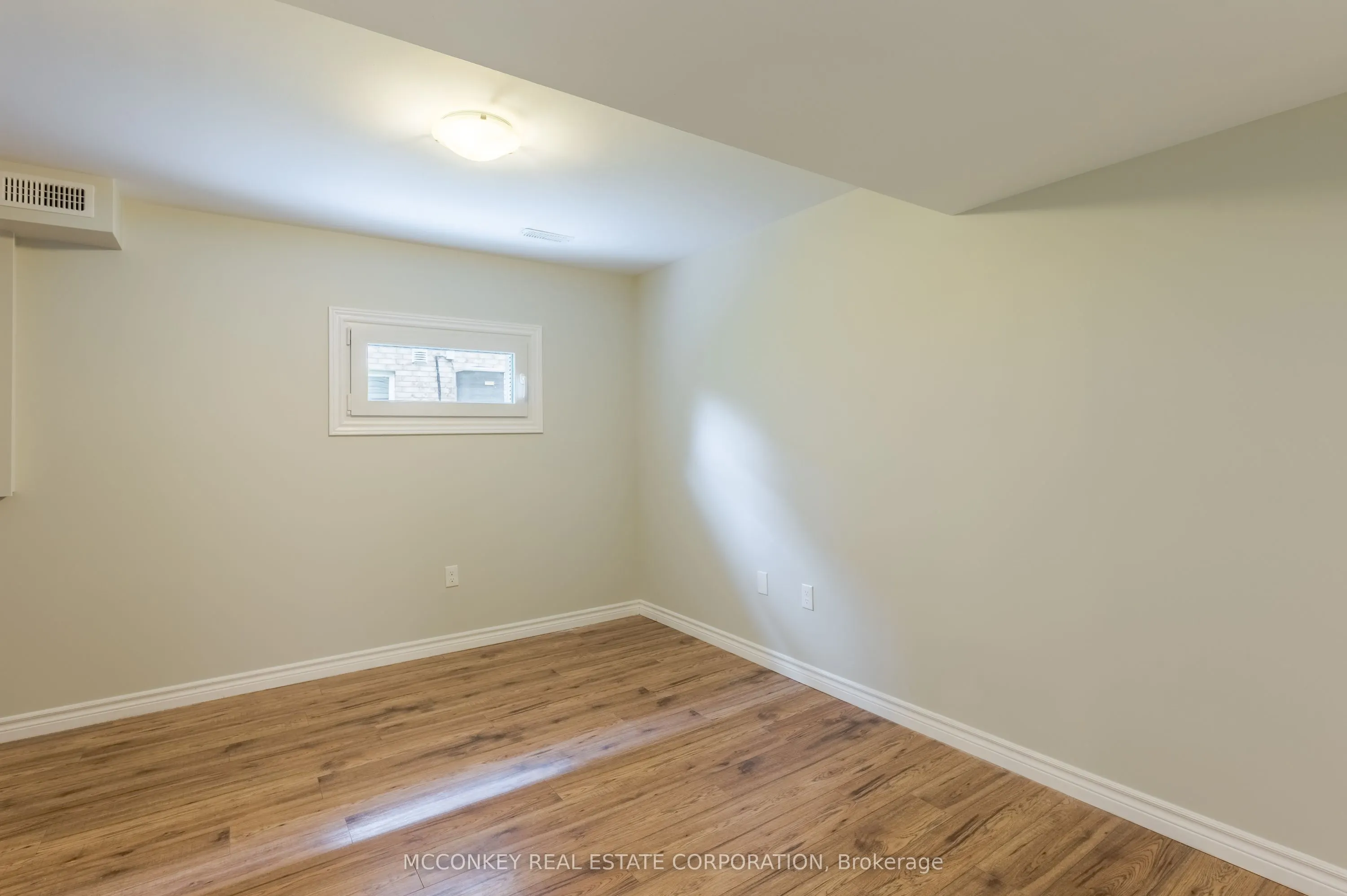 1563 Scollard Crescent