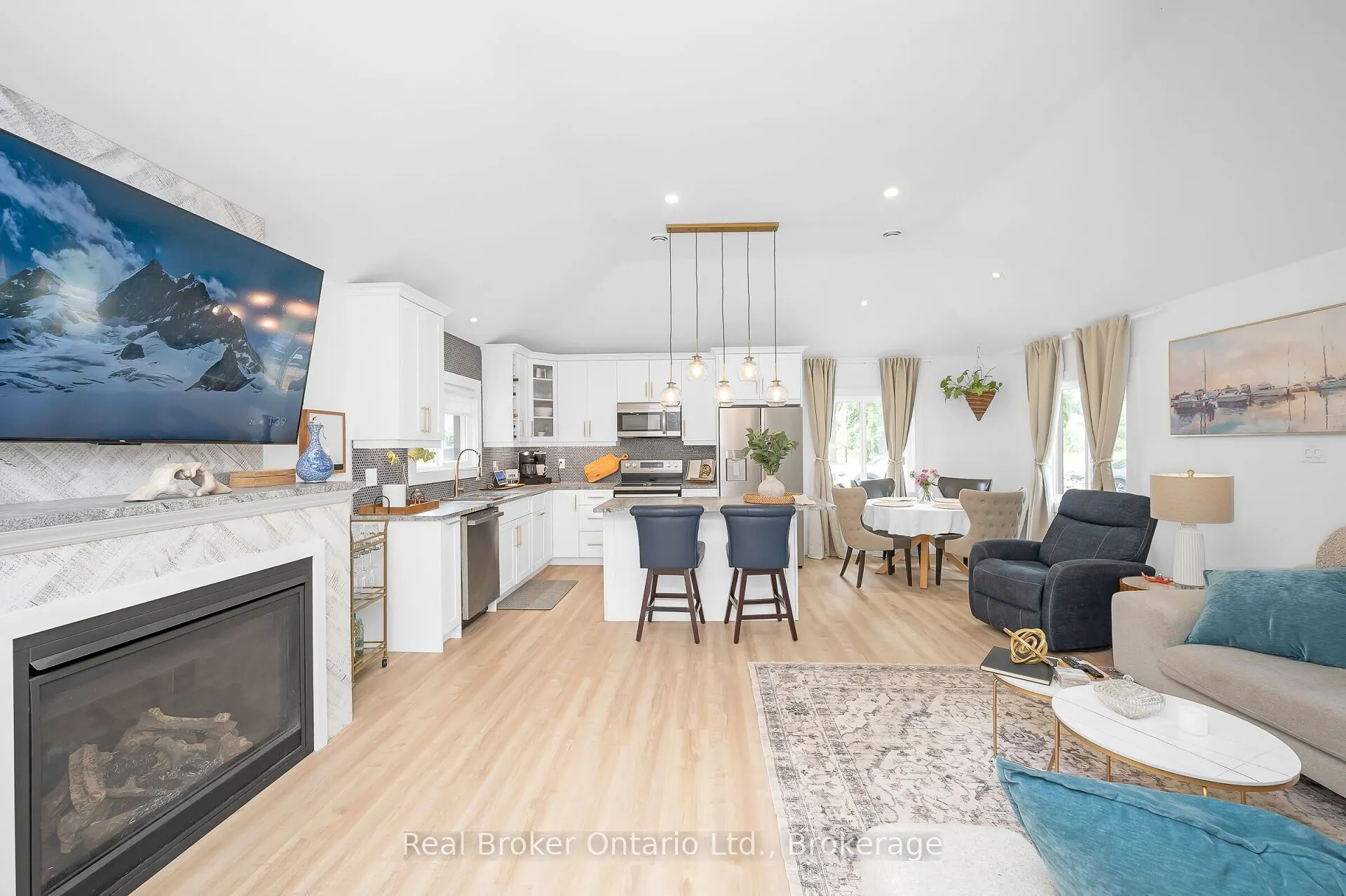 2525 Vimy Road