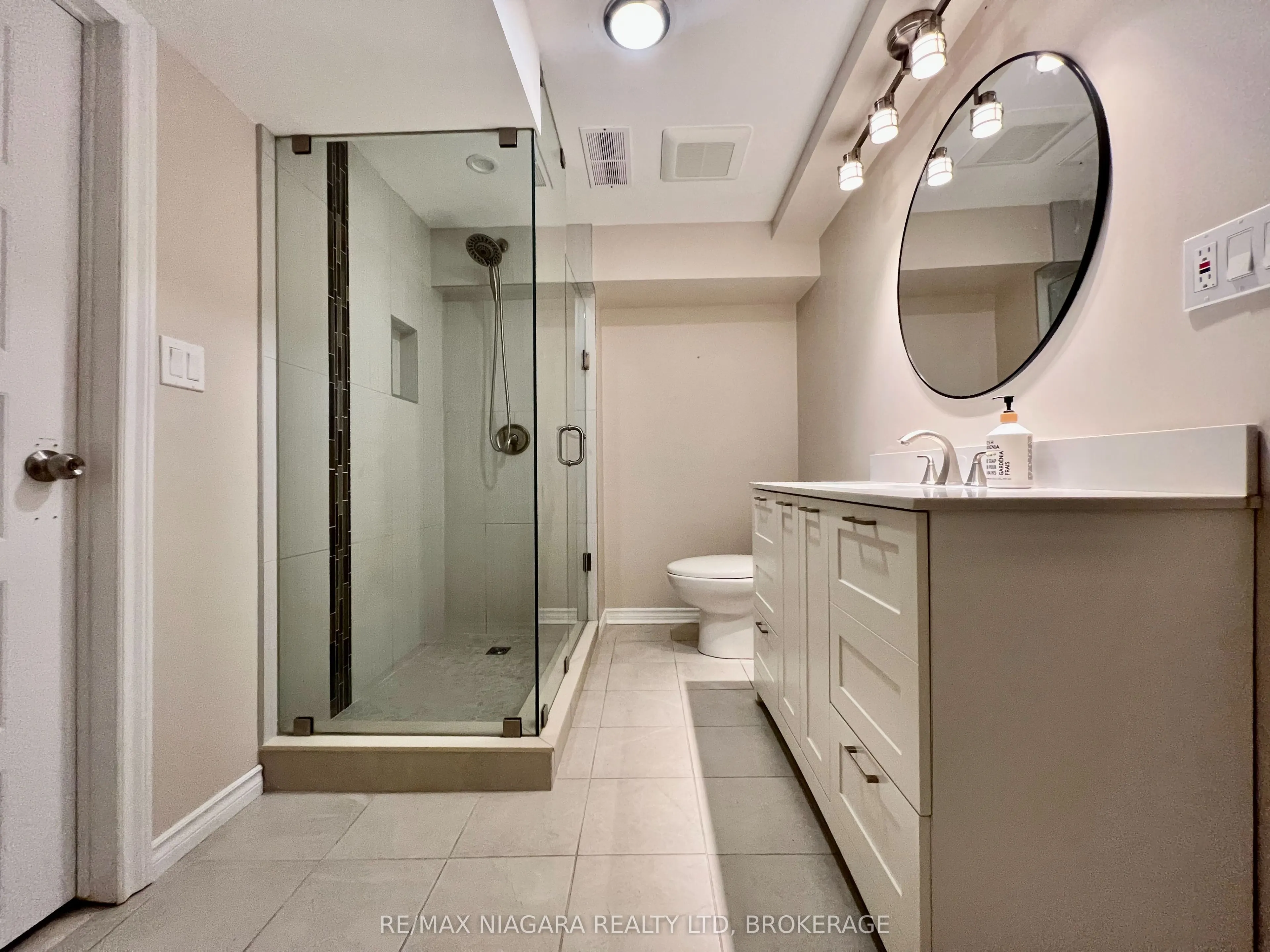 7253 Thornhill Crescent, #Lower