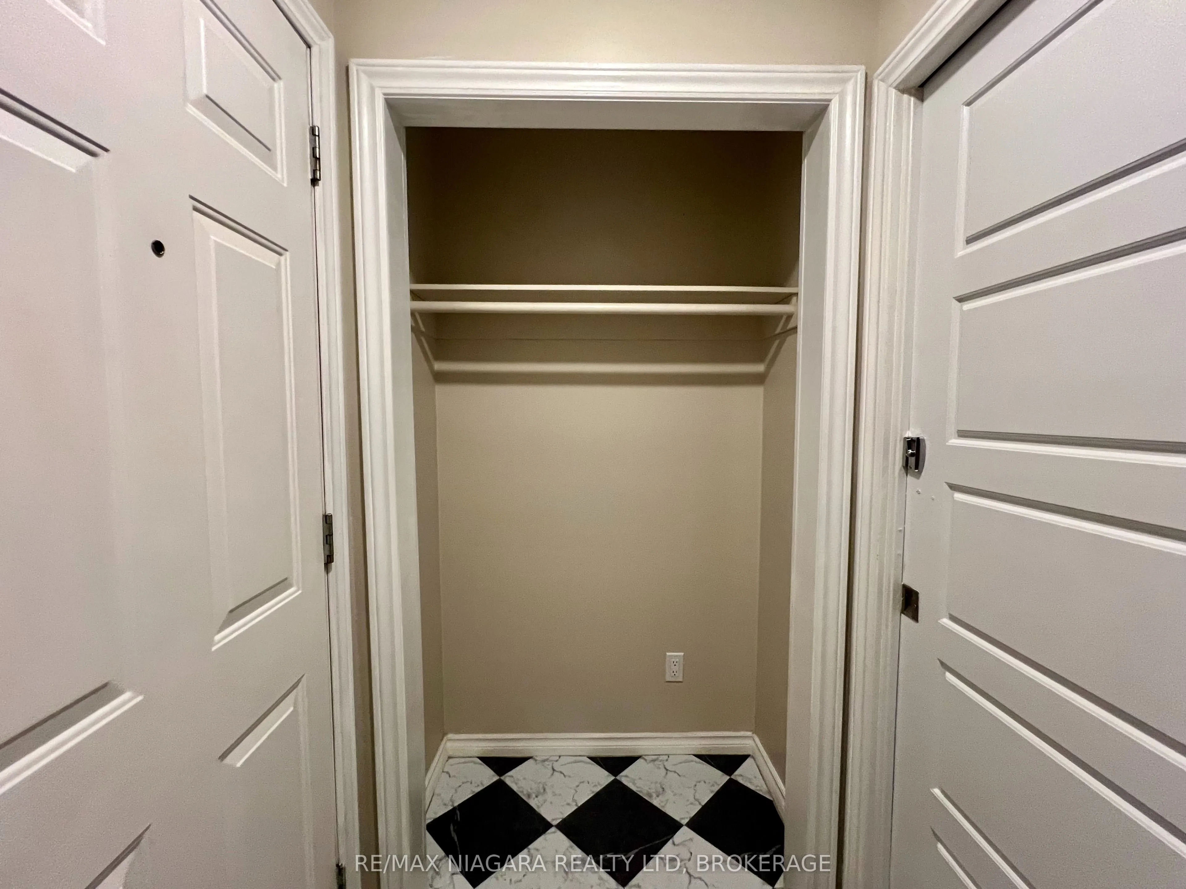 7253 Thornhill Crescent, #Lower
