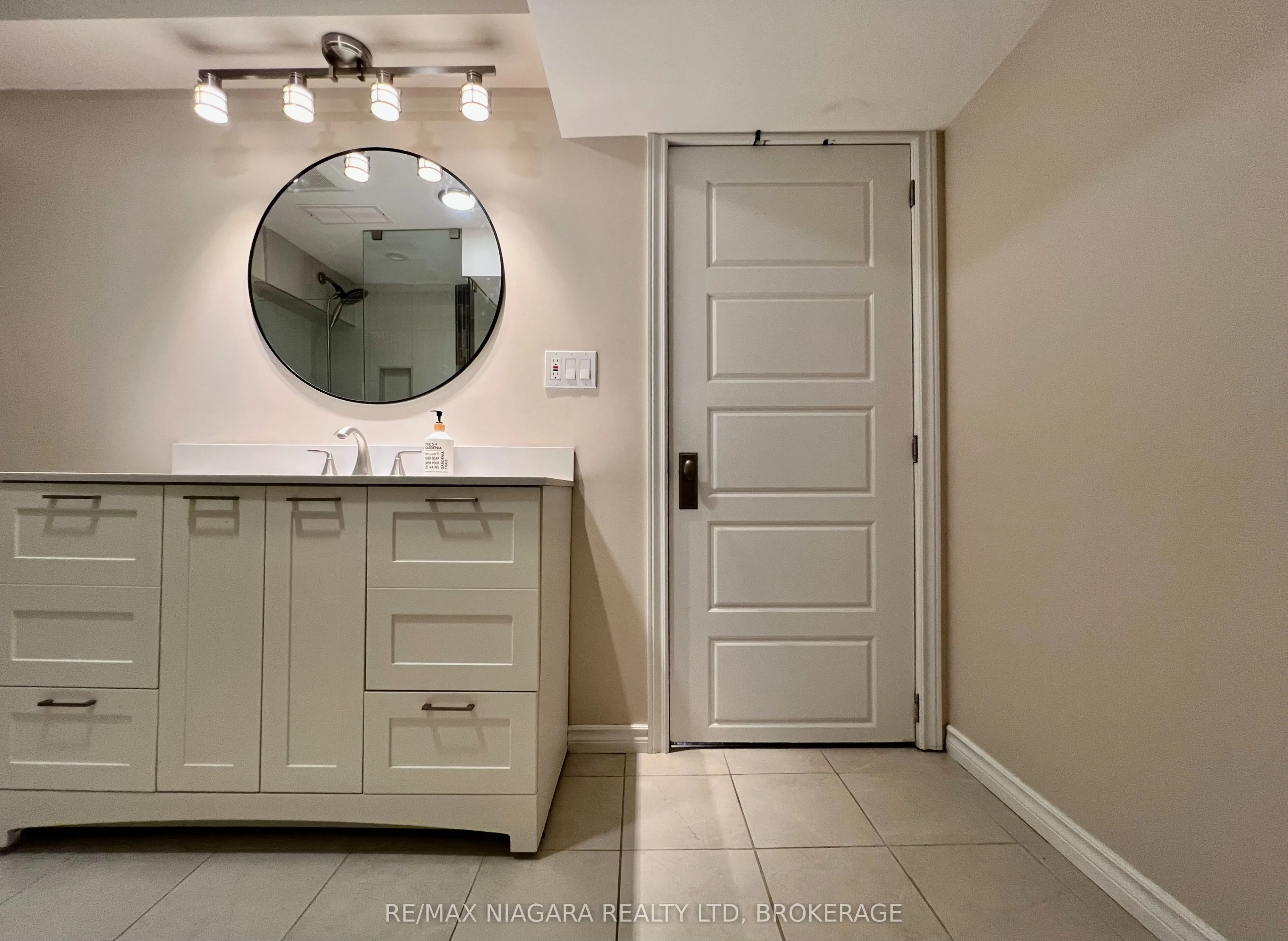 7253 Thornhill Crescent, #Lower