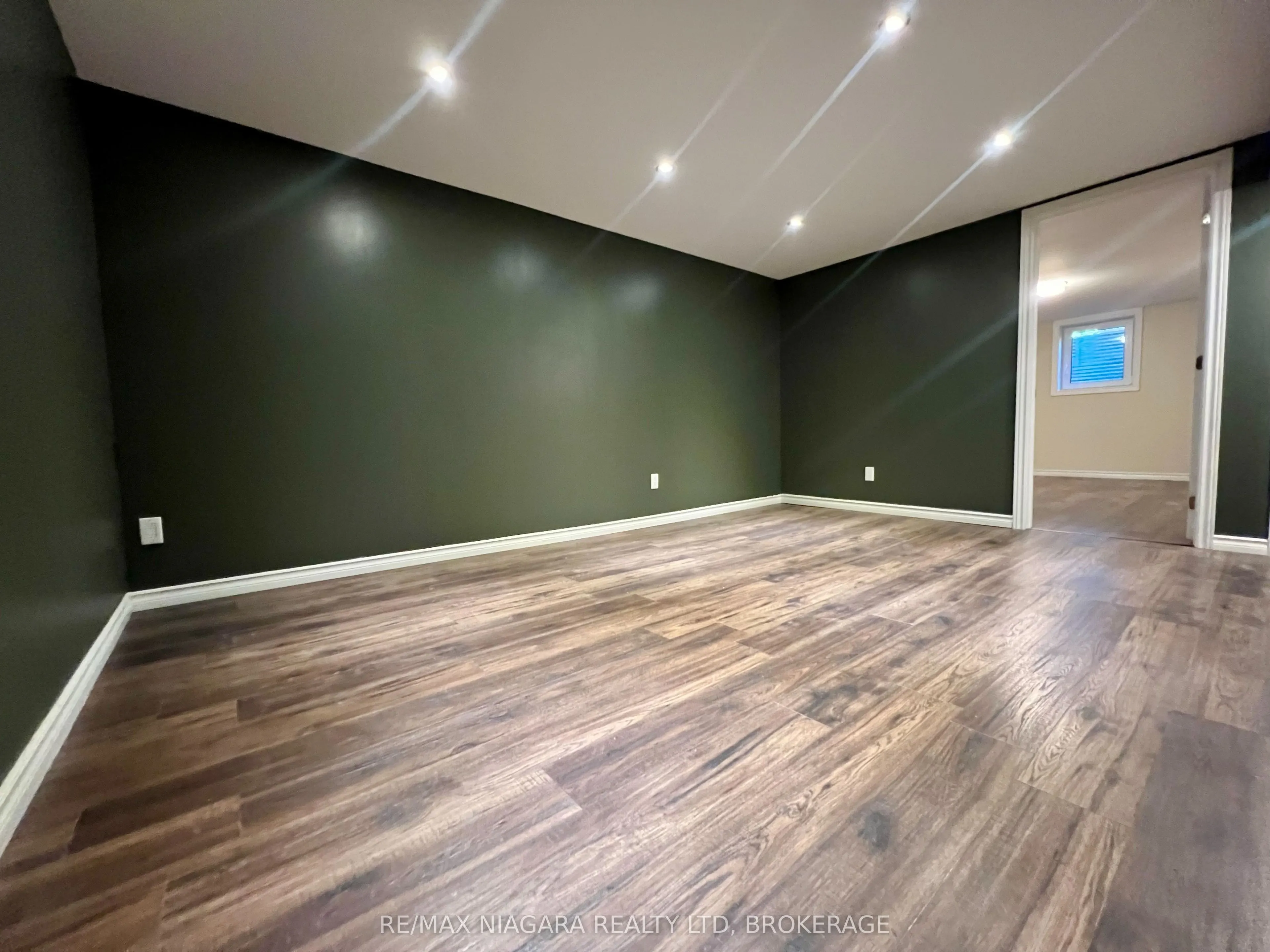 7253 Thornhill Crescent, #Lower