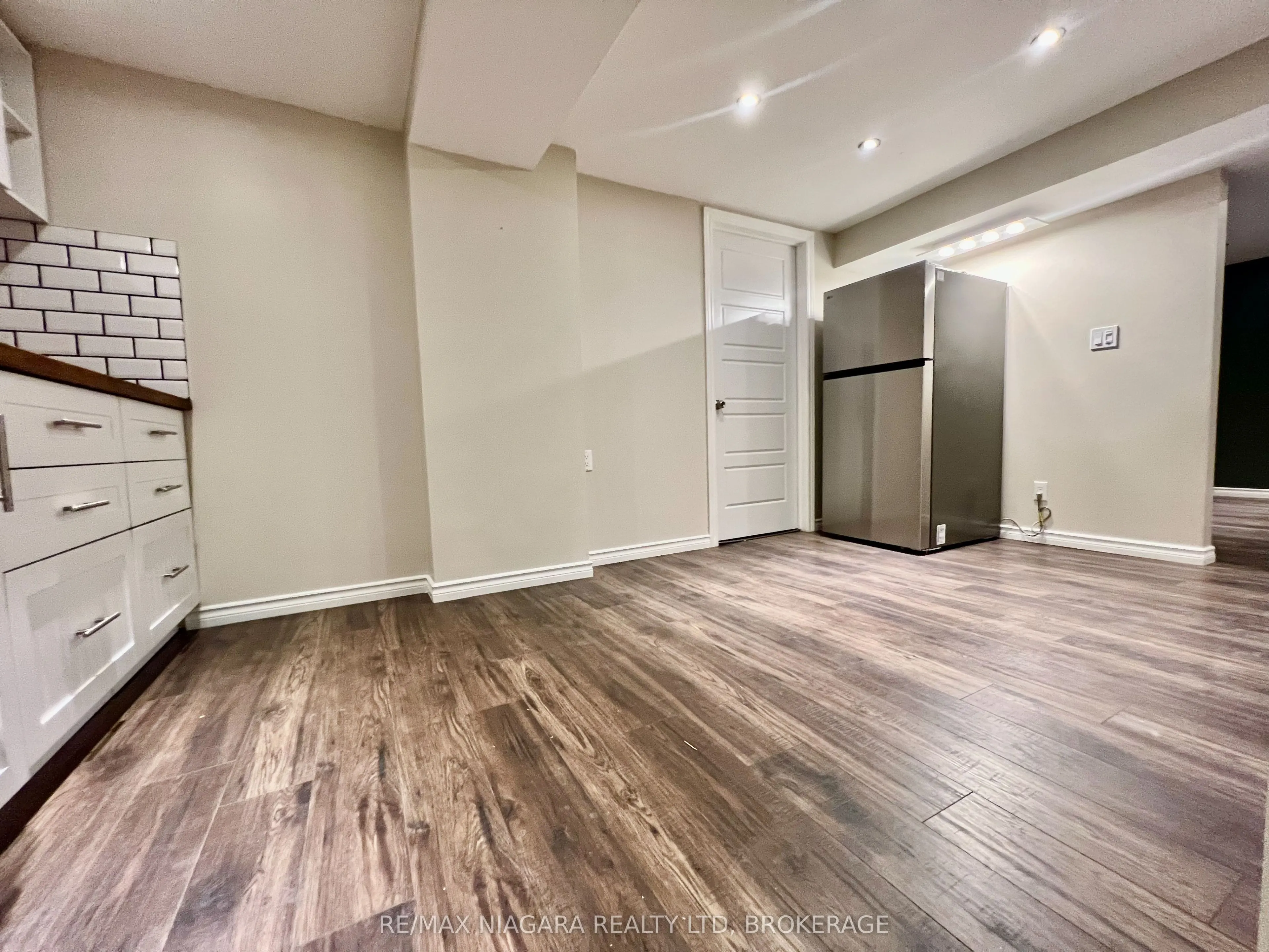 7253 Thornhill Crescent, #Lower