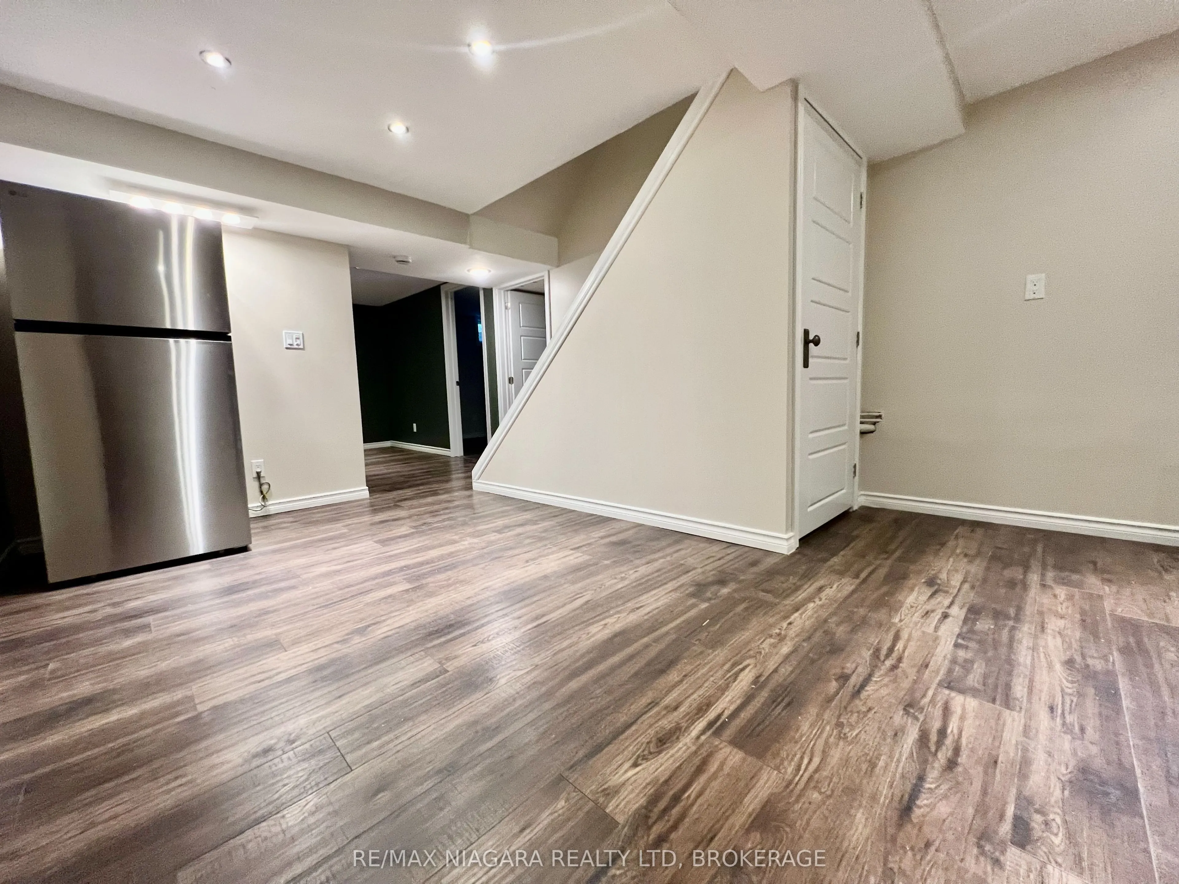7253 Thornhill Crescent, #Lower