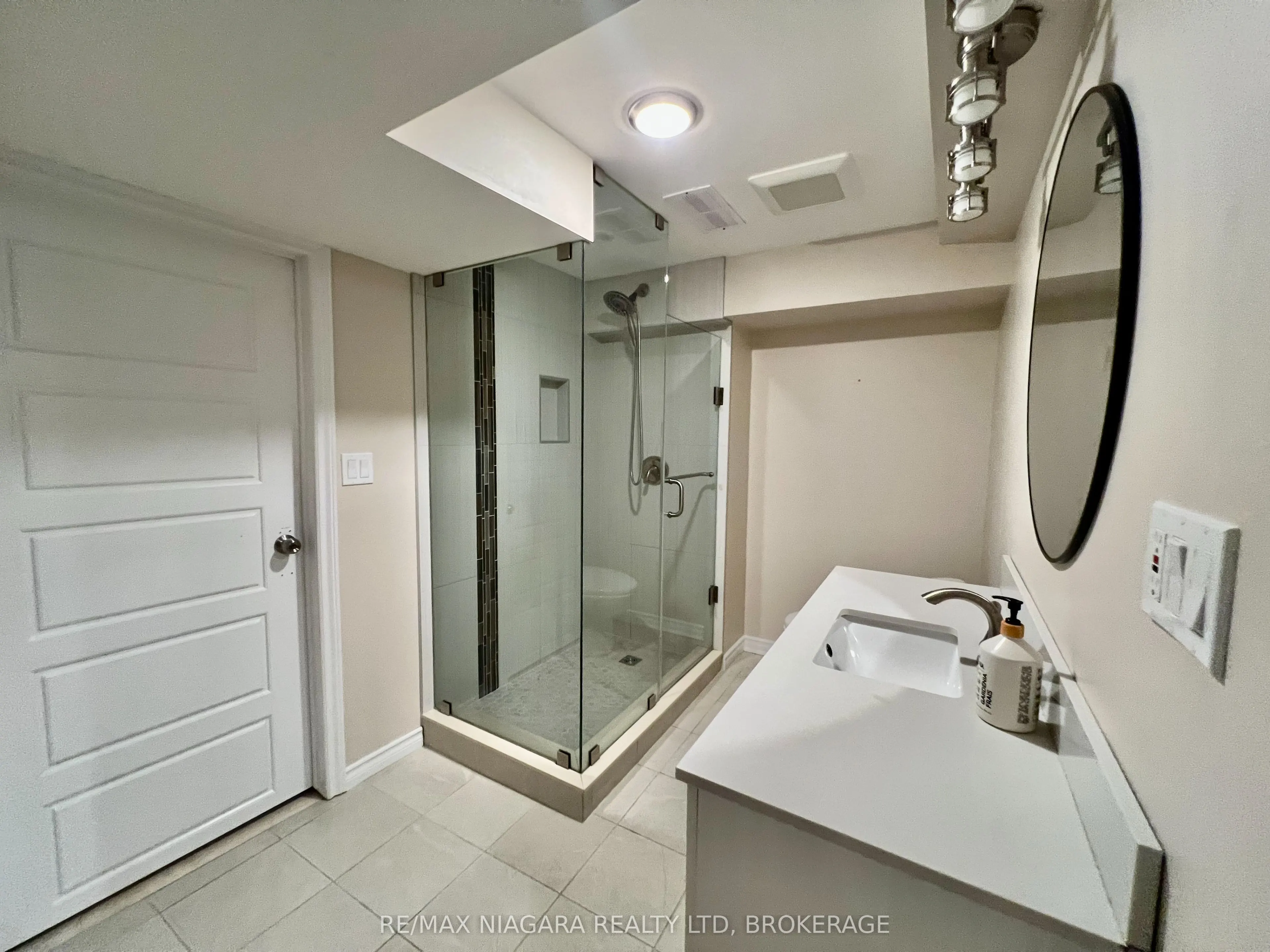 7253 Thornhill Crescent, #Lower