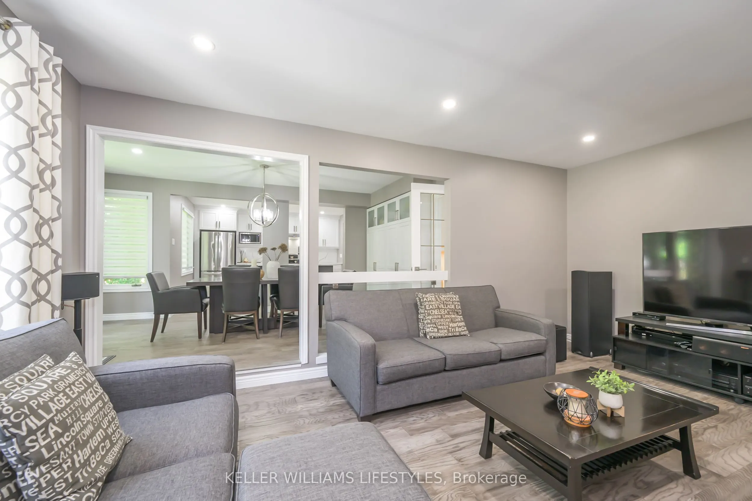 18 Thunderbird Crescent