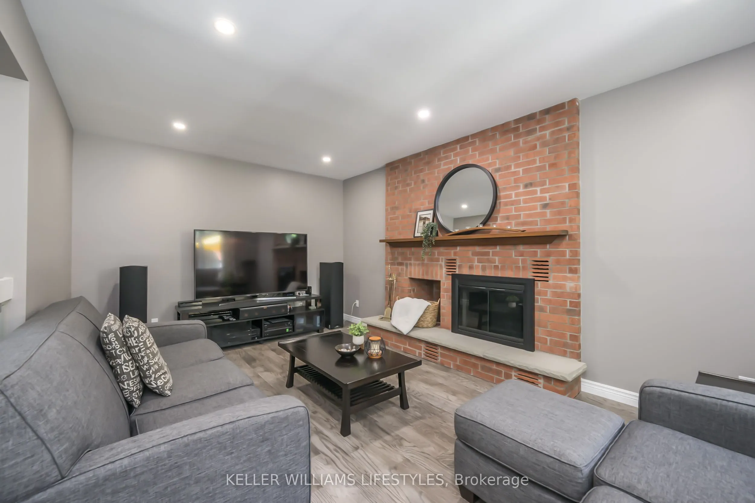 18 Thunderbird Crescent