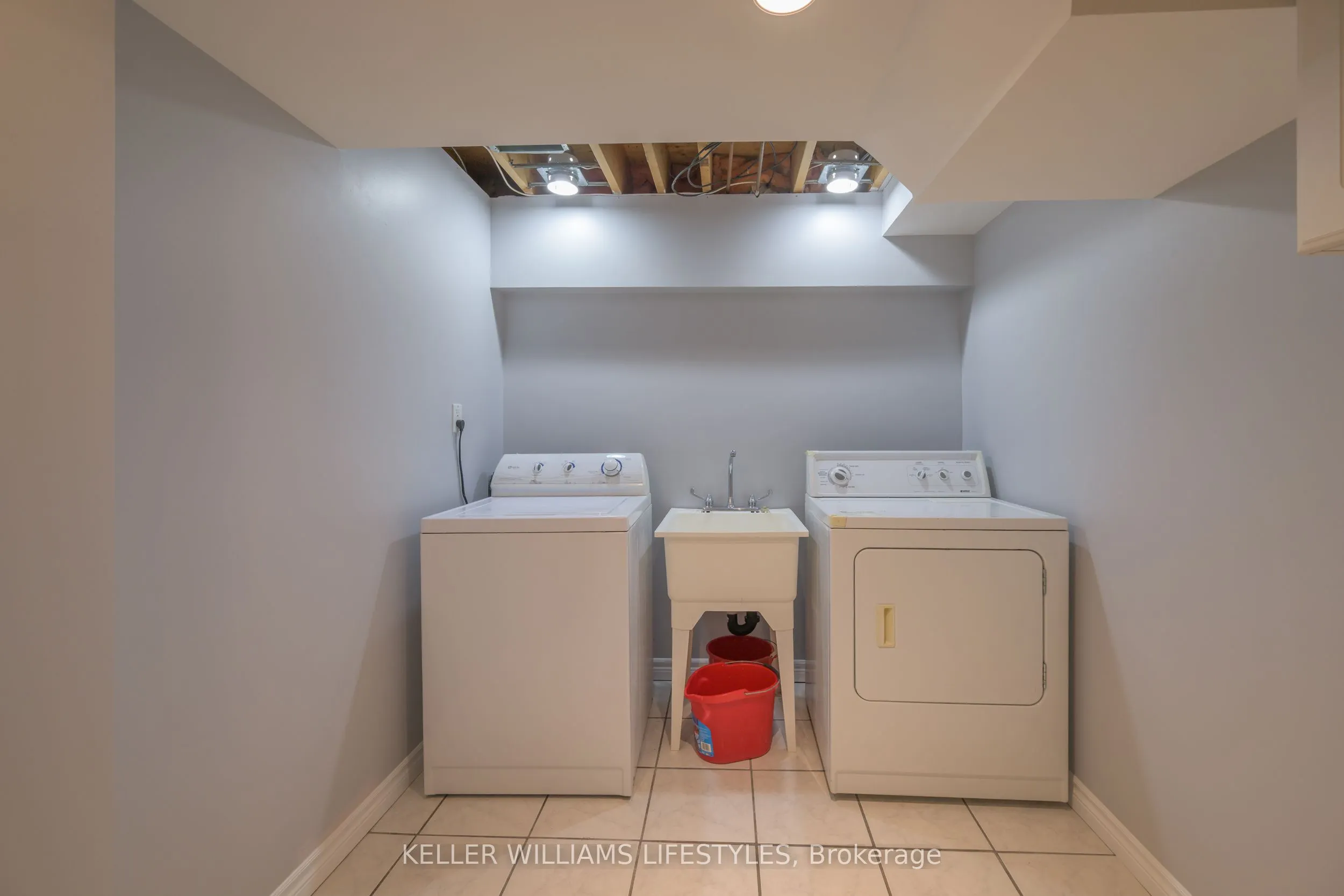 18 Thunderbird Crescent