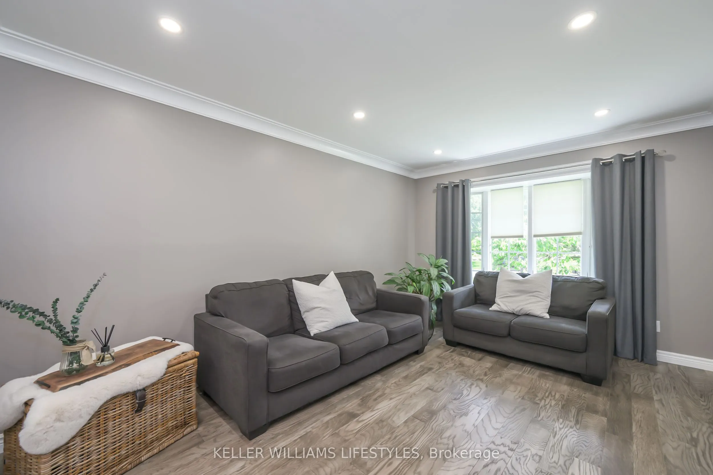 18 Thunderbird Crescent