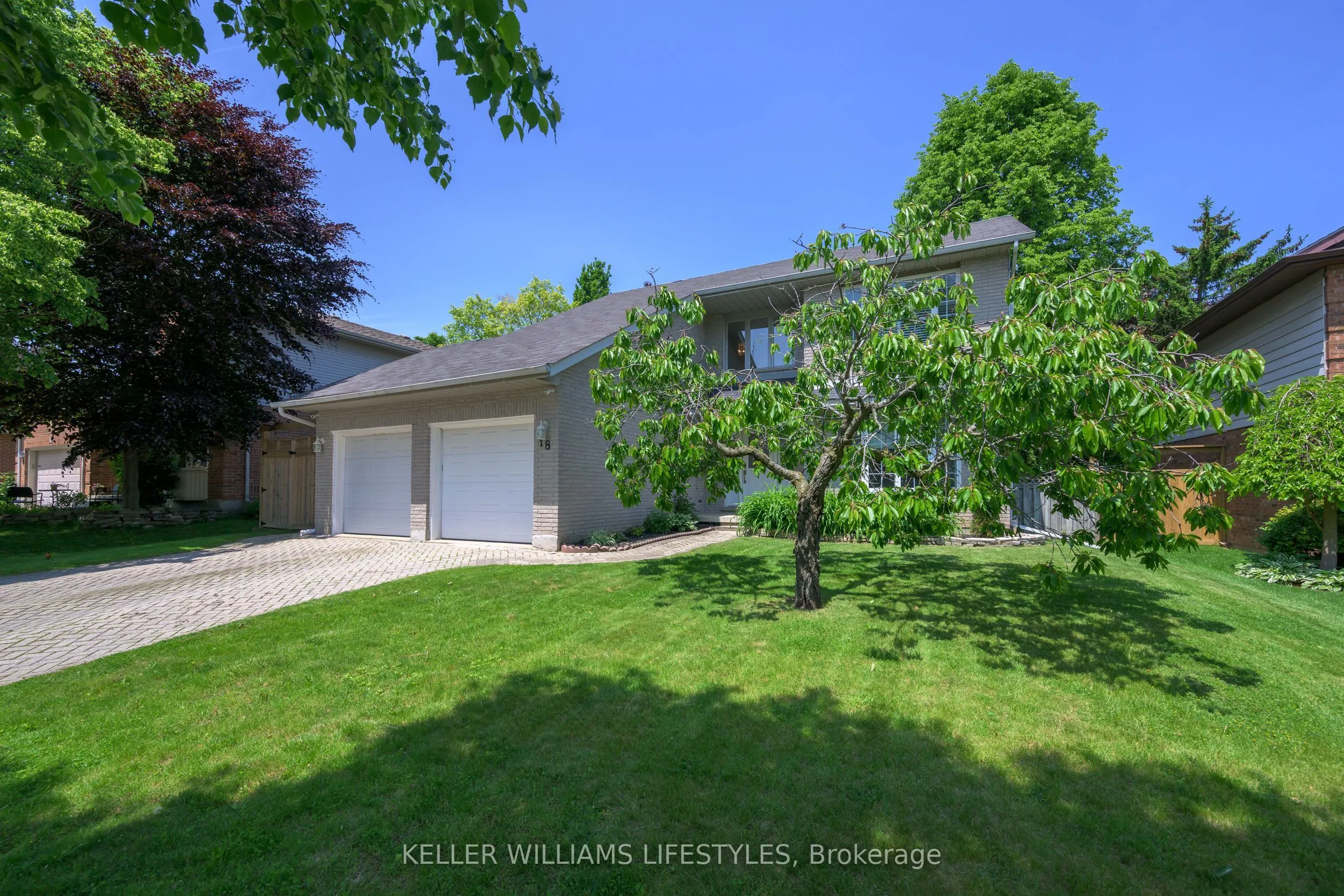 18 Thunderbird Crescent