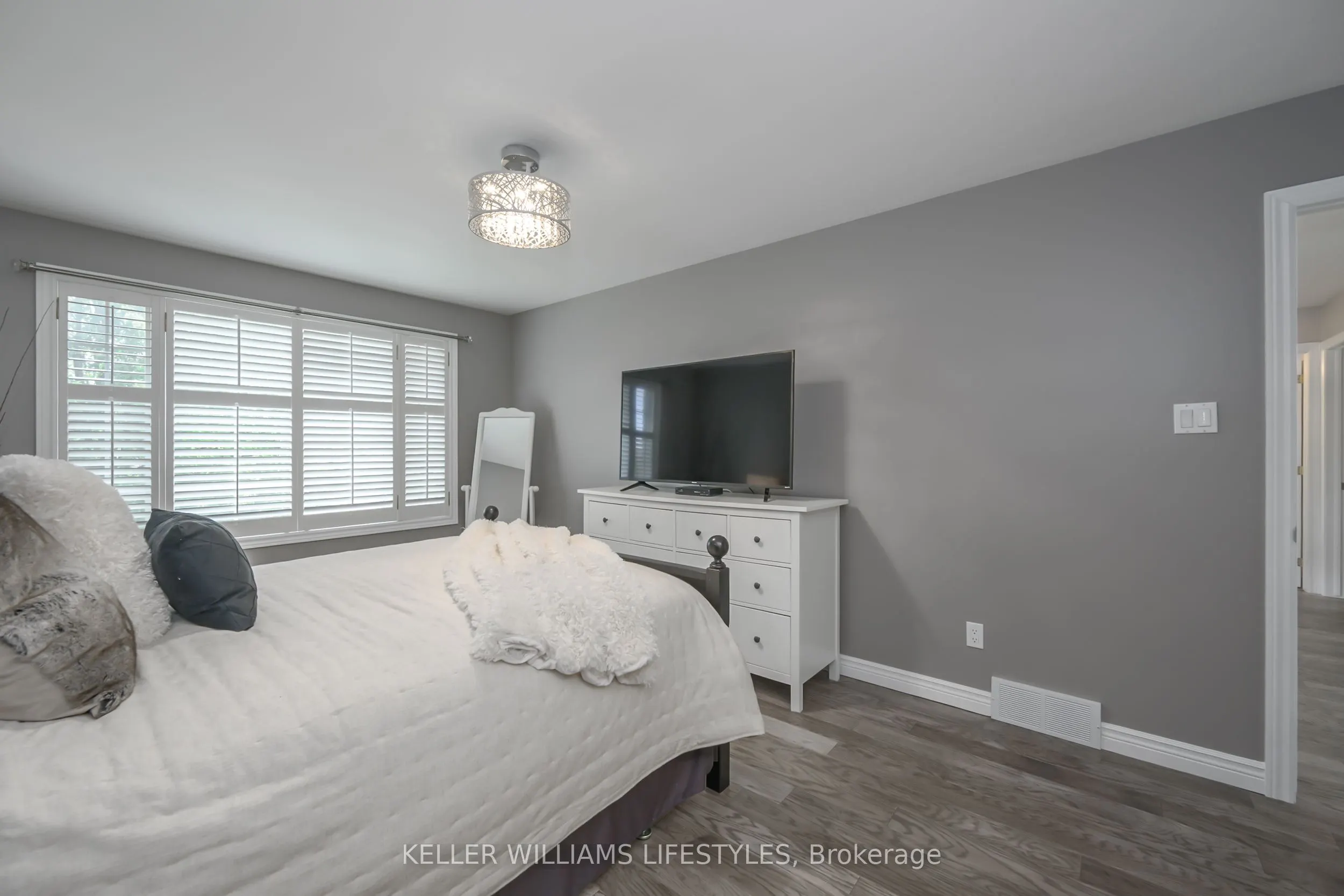 18 Thunderbird Crescent
