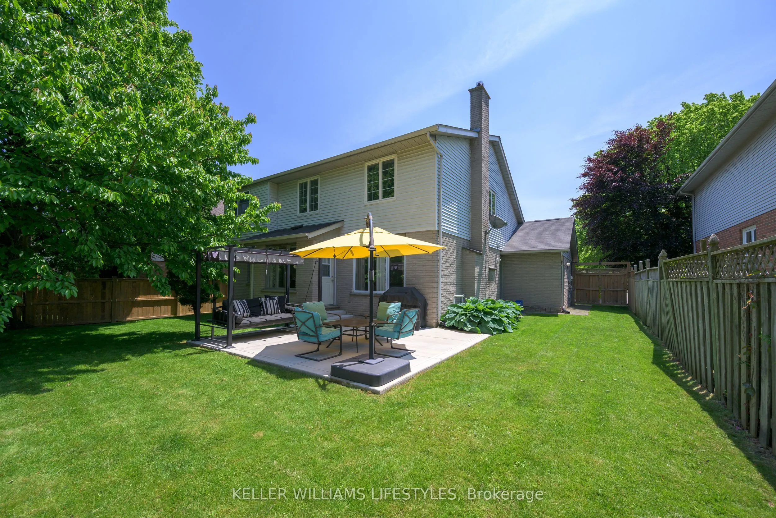 18 Thunderbird Crescent