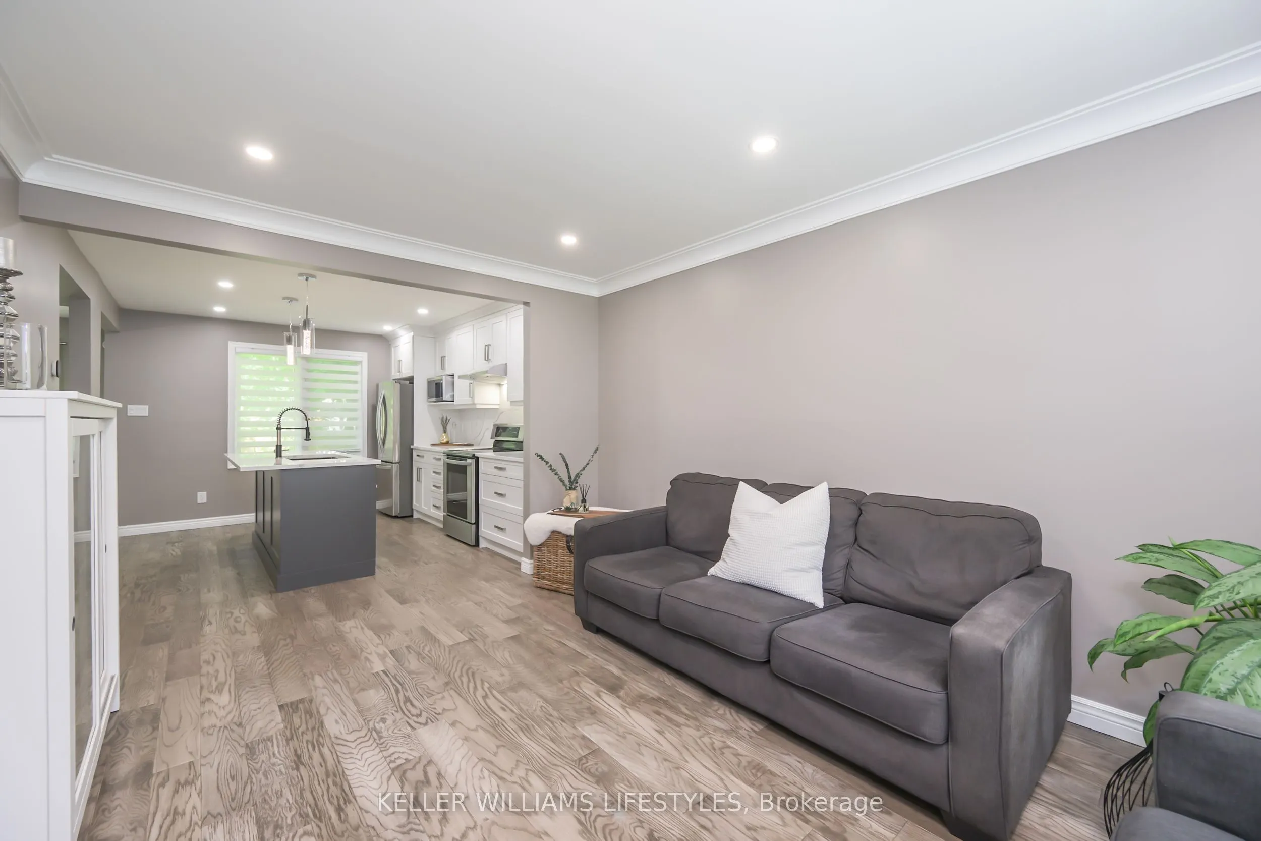 18 Thunderbird Crescent