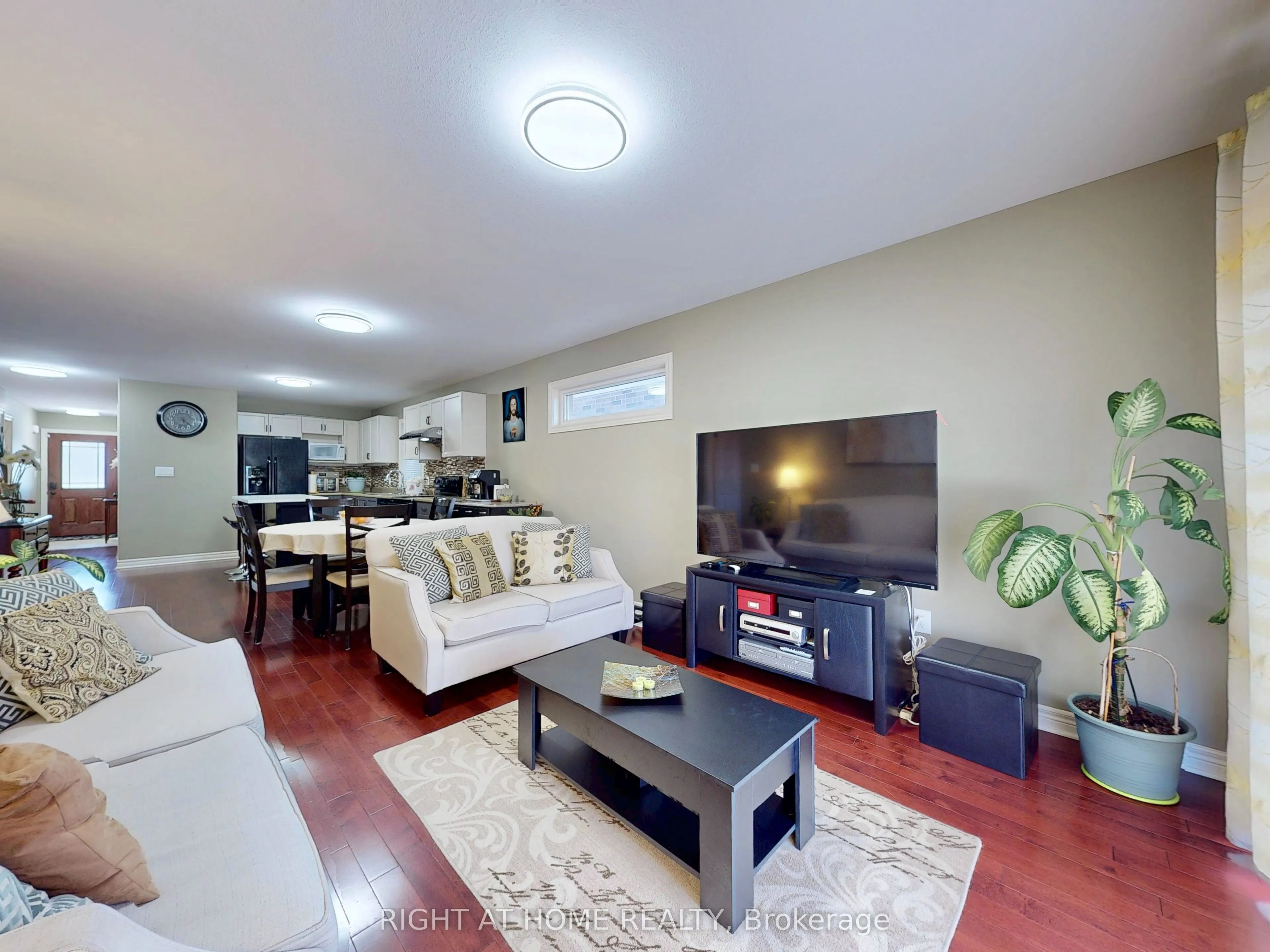 8583 Jennifer Crescent