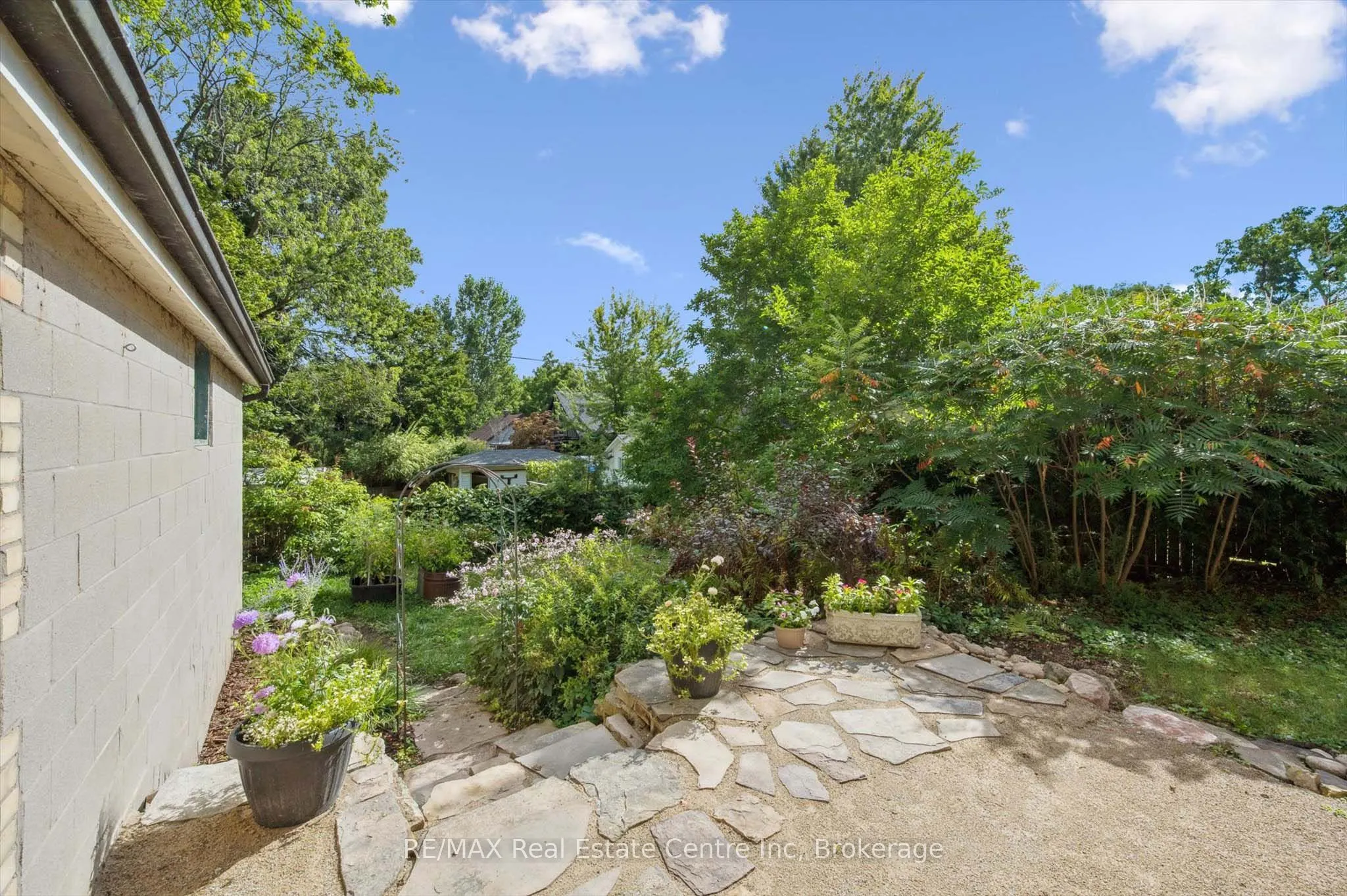 123 DUFFERIN Street