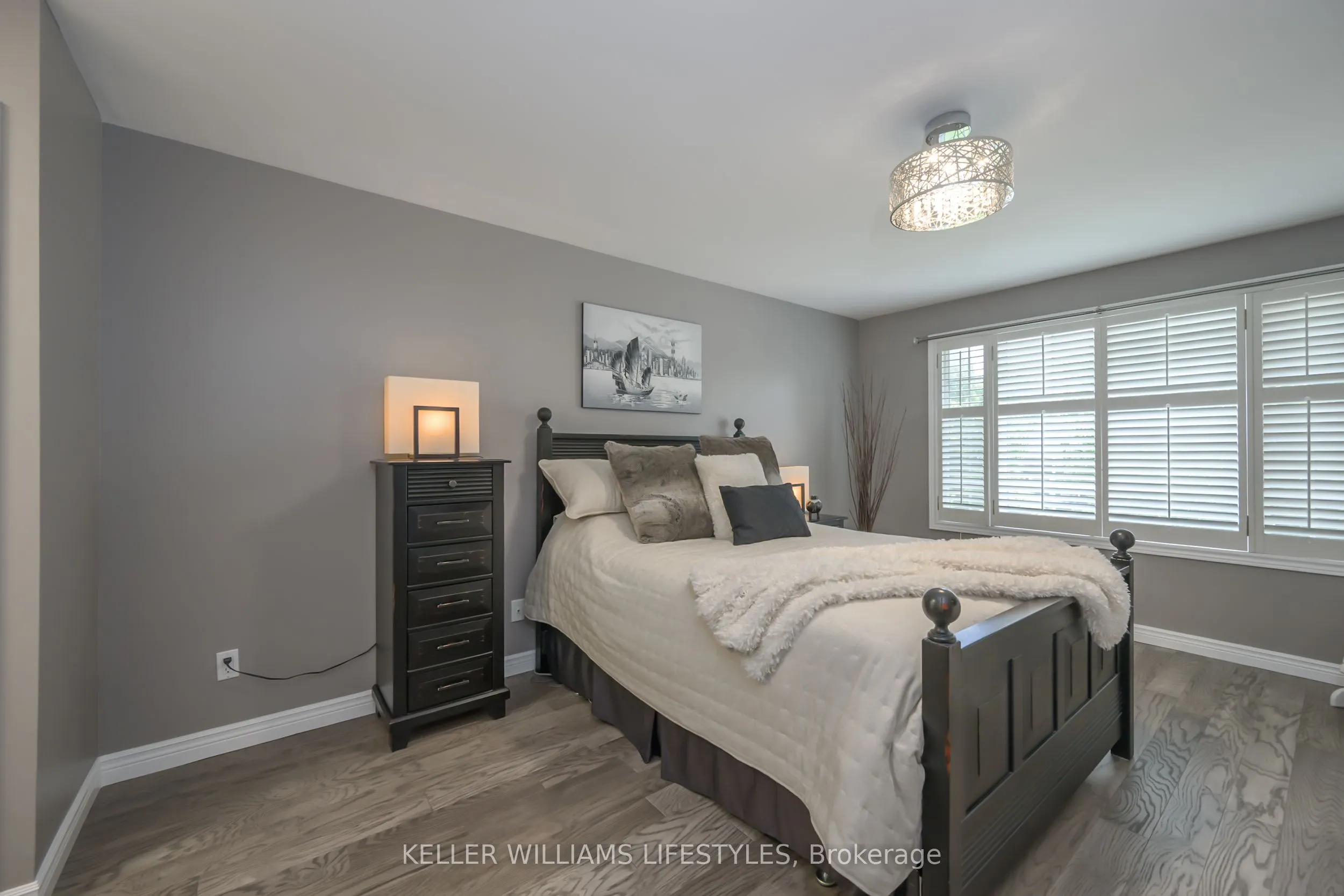18 Thunderbird Crescent