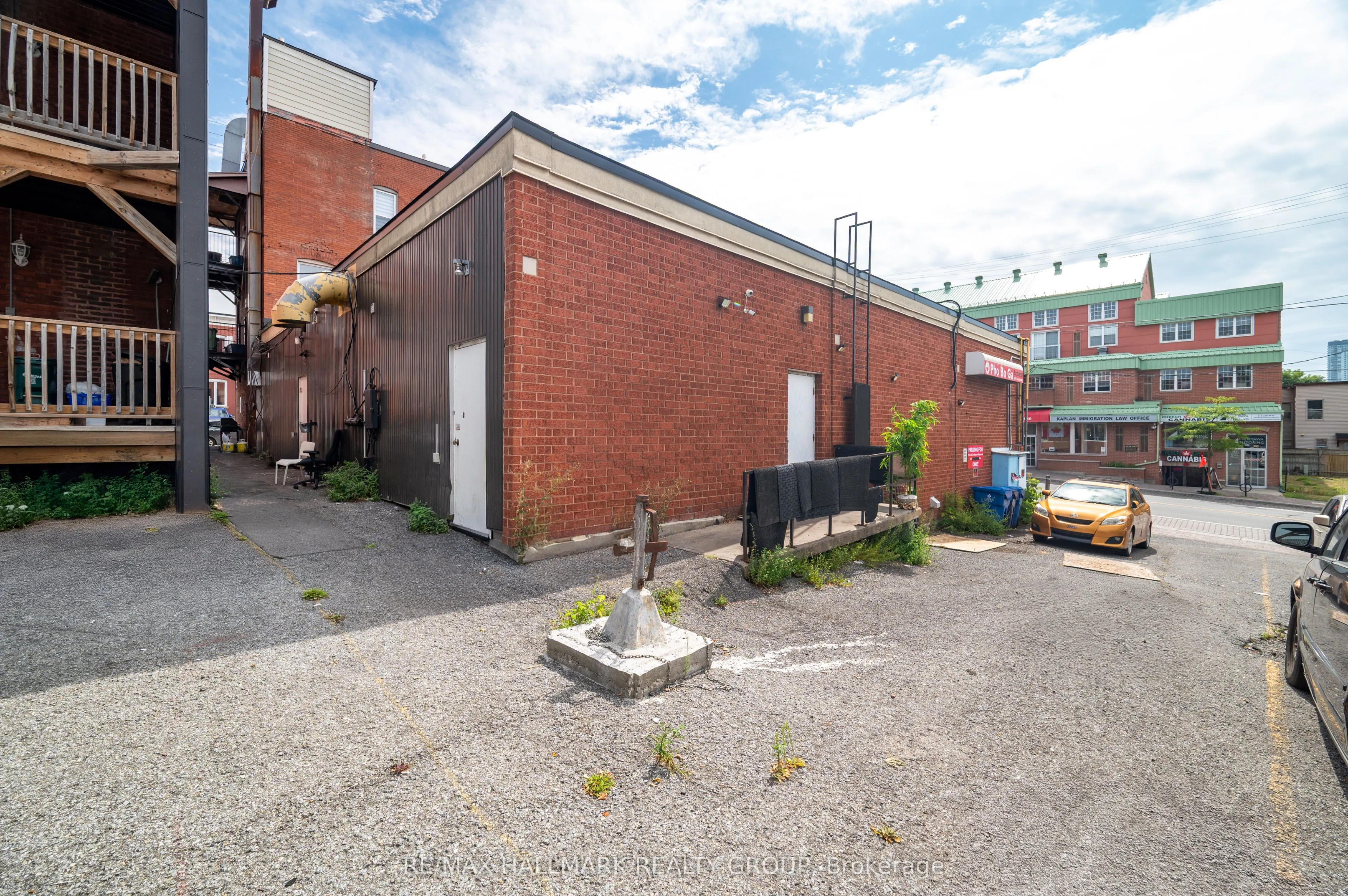 843-839 Somerset Street W