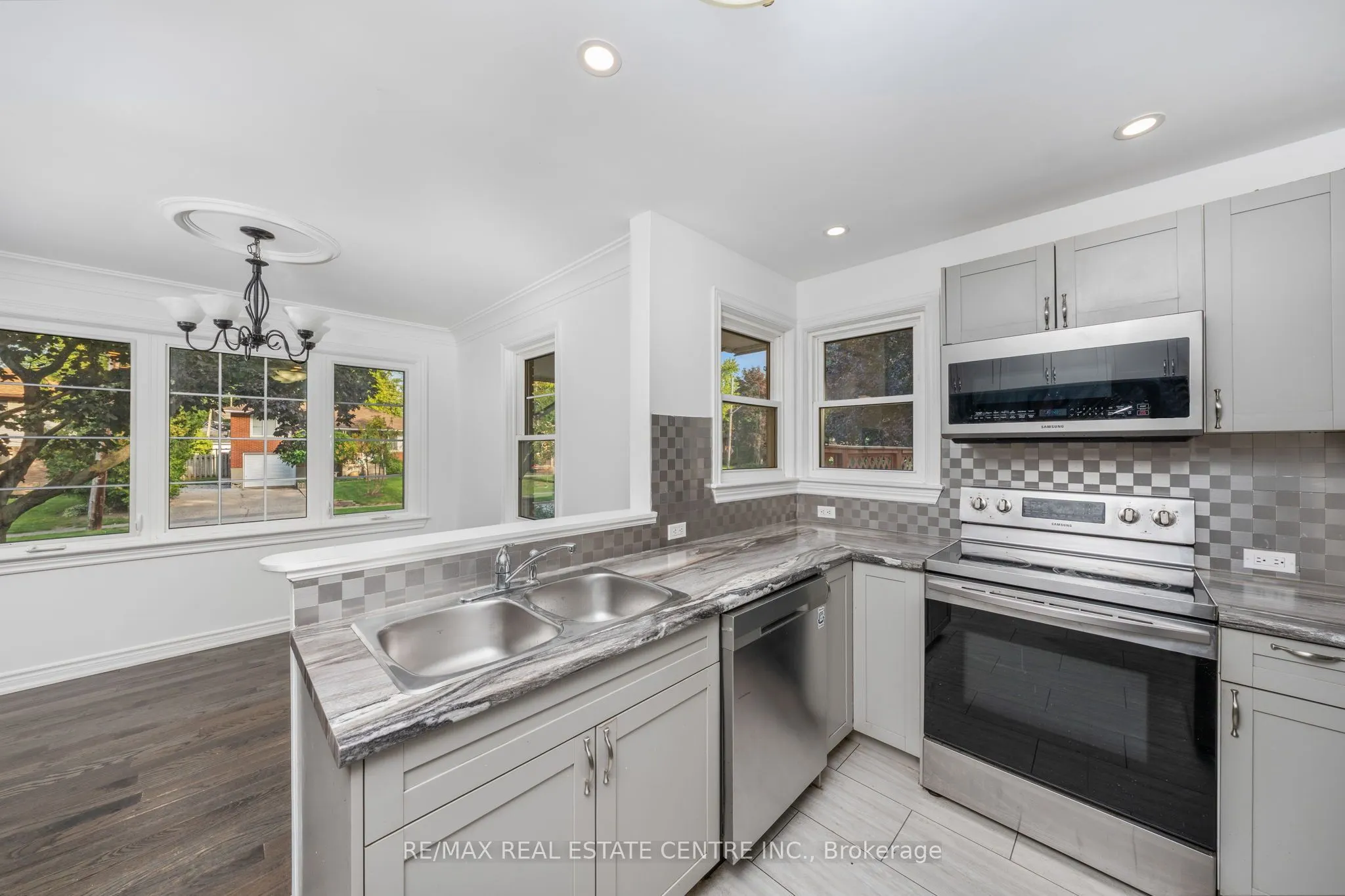 601 Hollywood Place