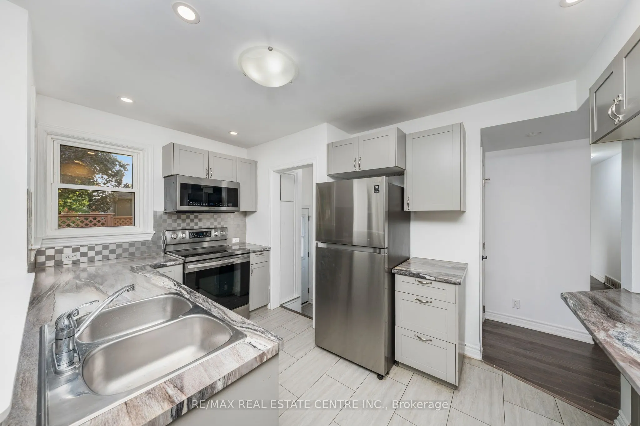 601 Hollywood Place