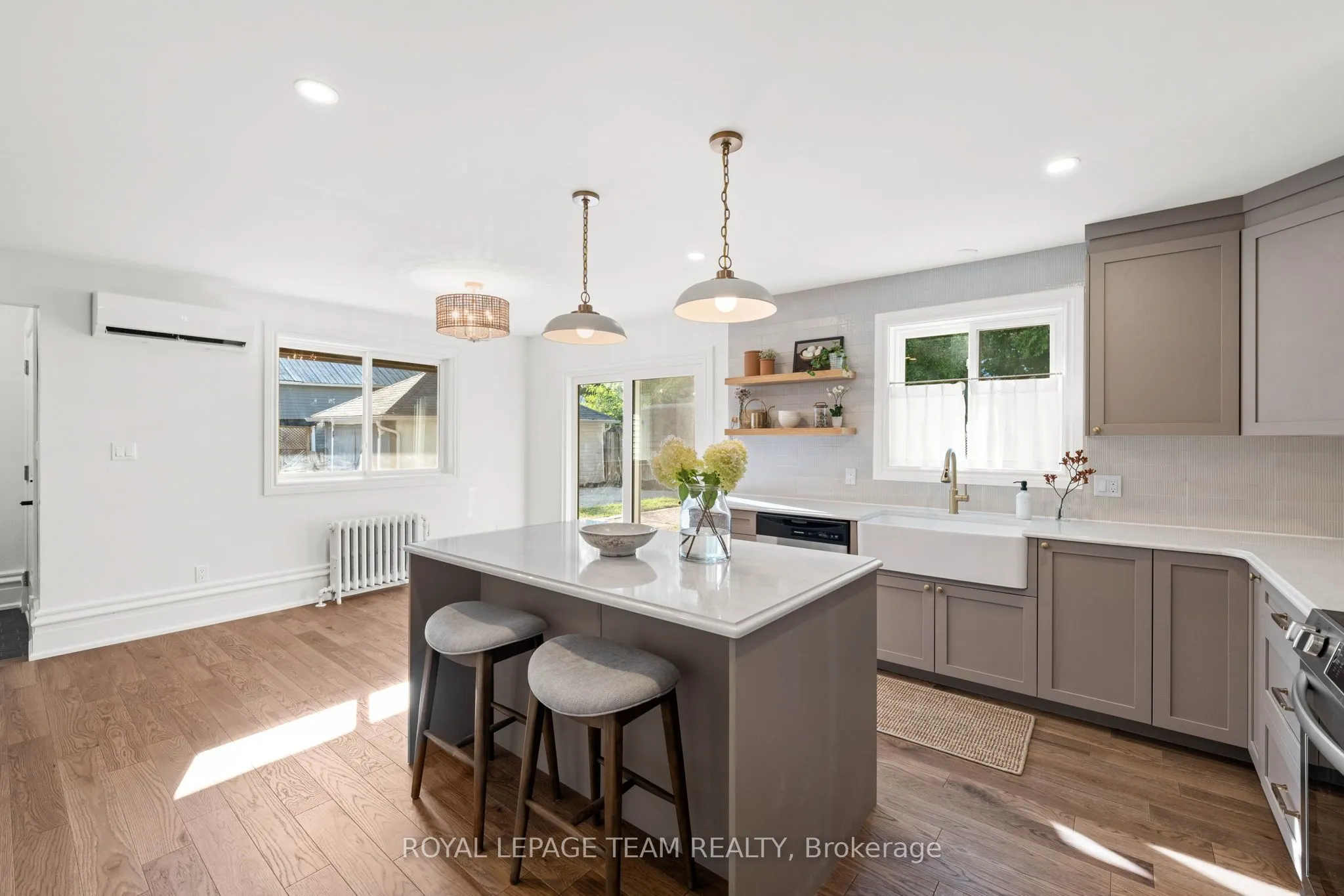 414 James Street W