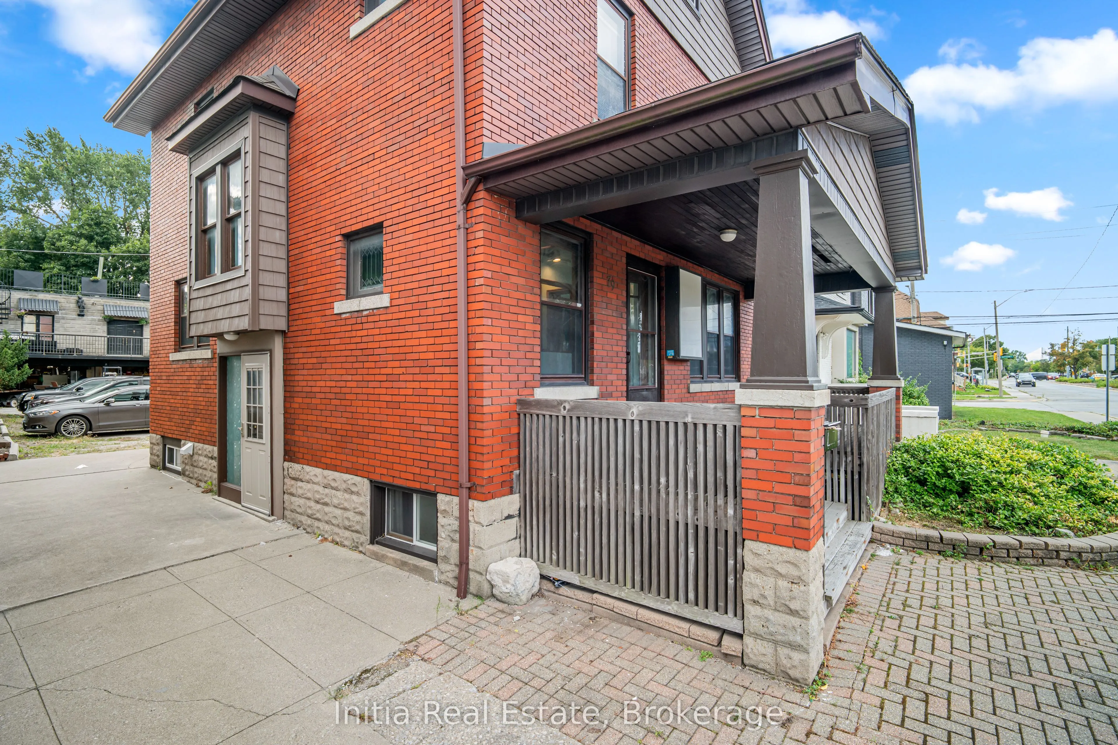 79 Giles Boulevard E
