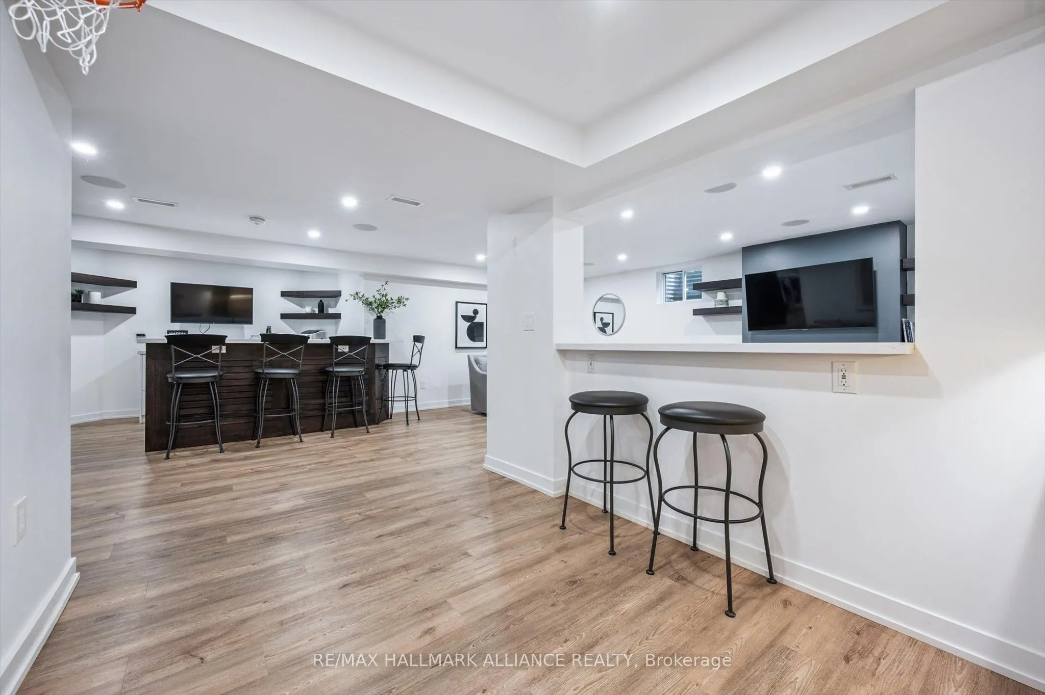 6 Coachman Crescent