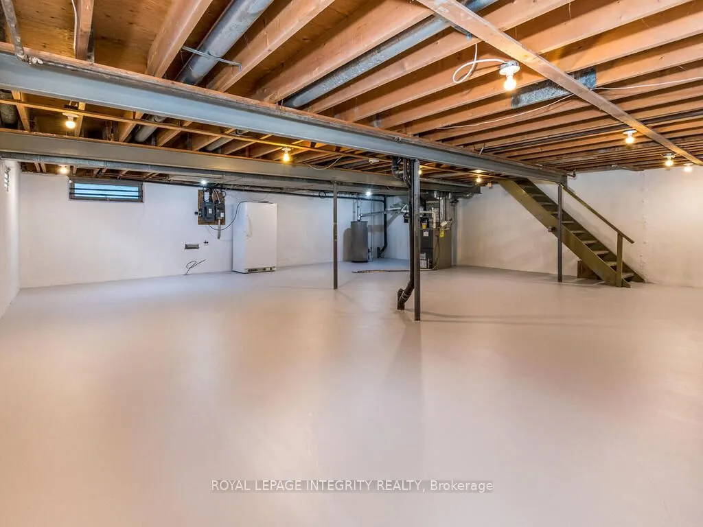 2150 Dutton Crescent