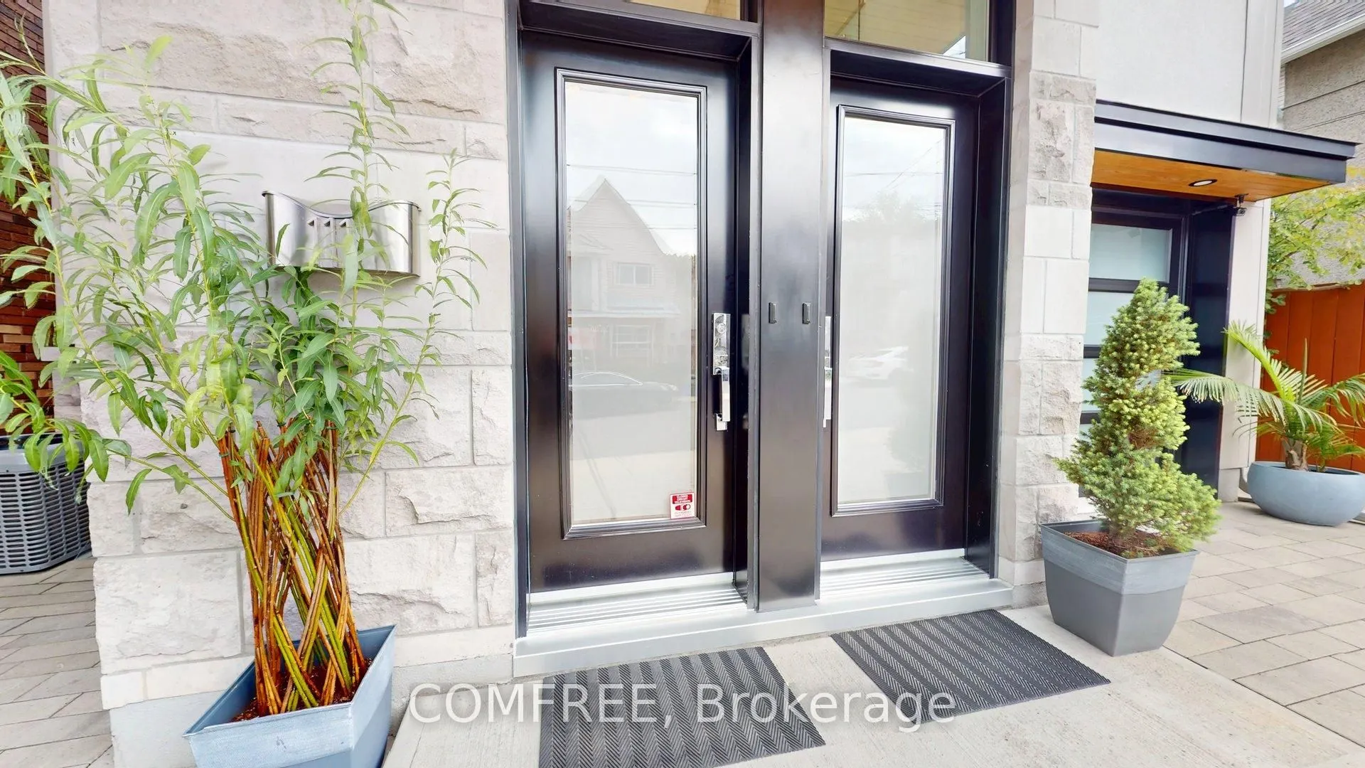 111 Sherbrooke Avenue