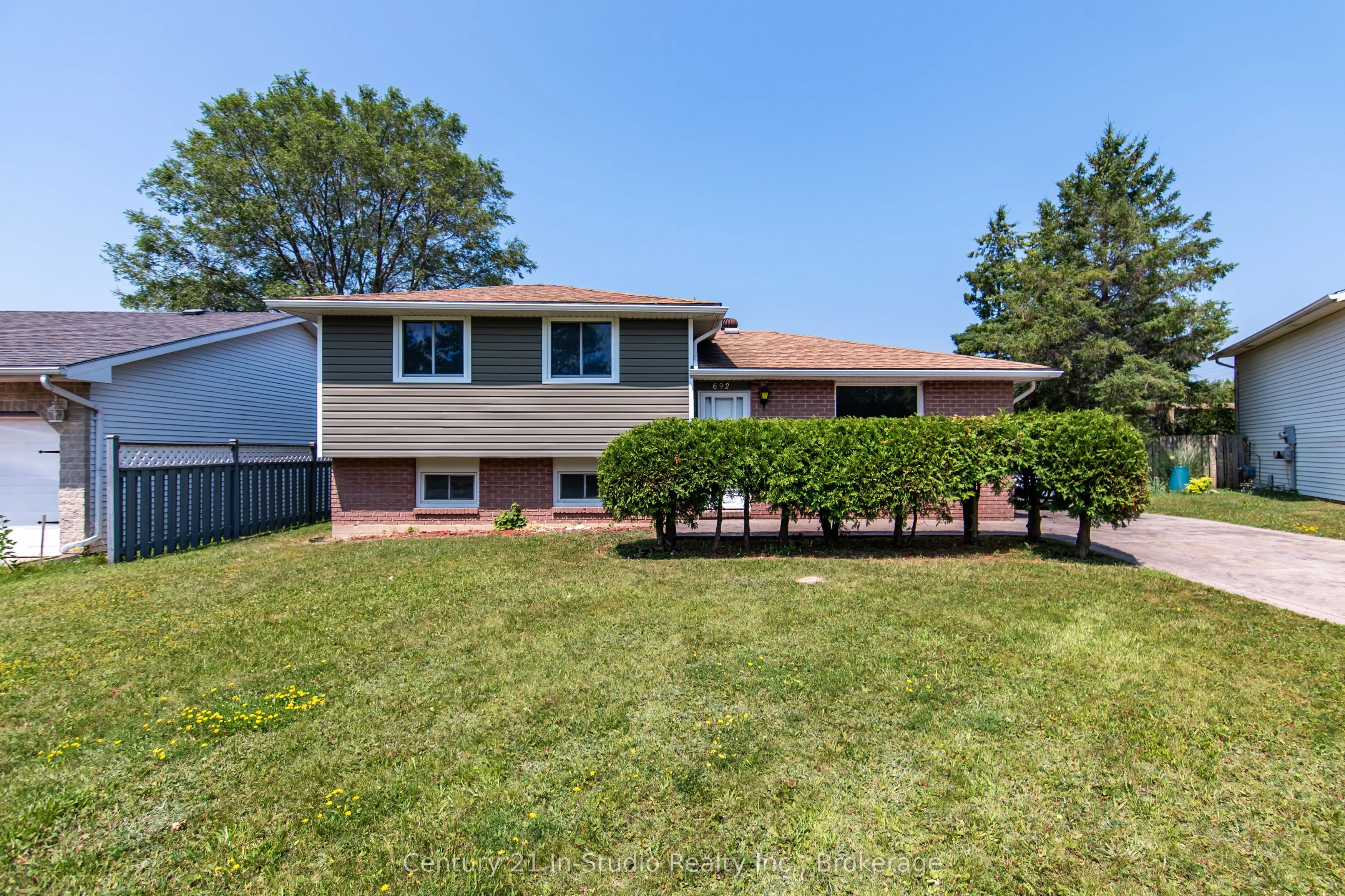692 Johnston Crescent