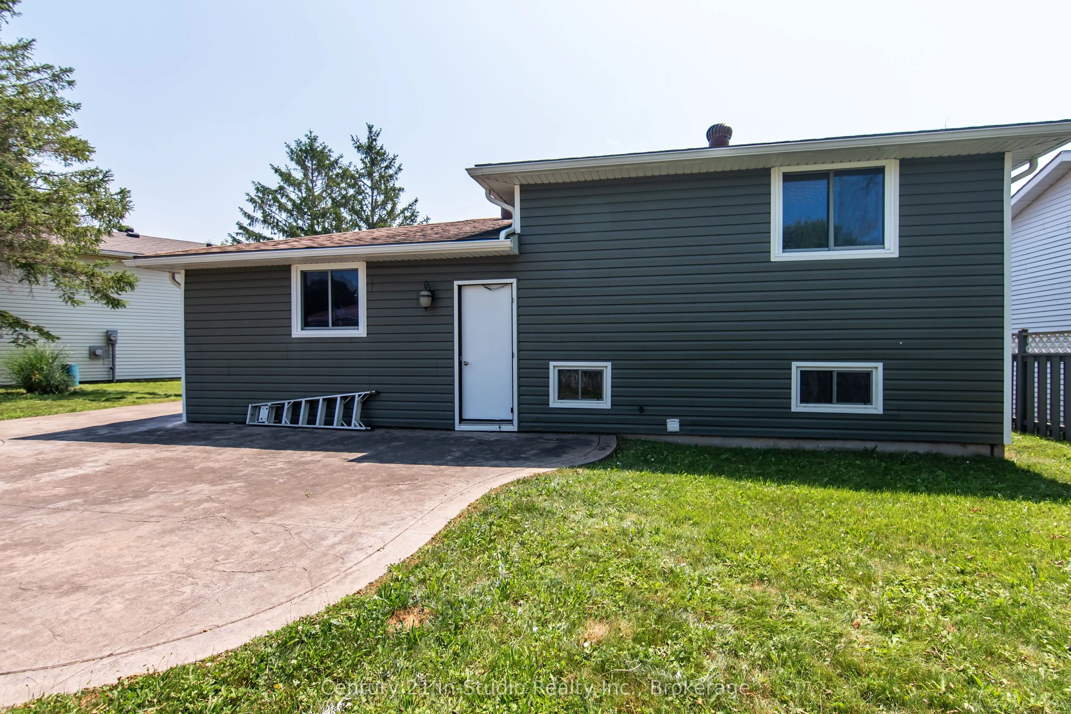 692 Johnston Crescent